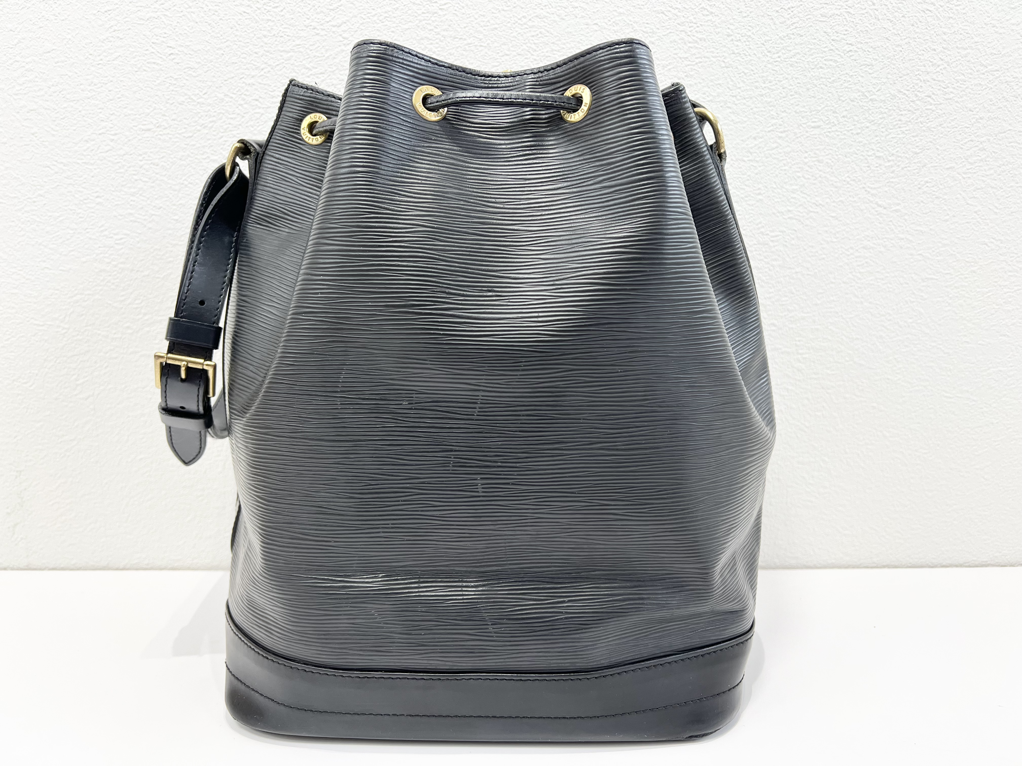 Louis Vuitton Noe Bucket Bag in Noir Epi Leather