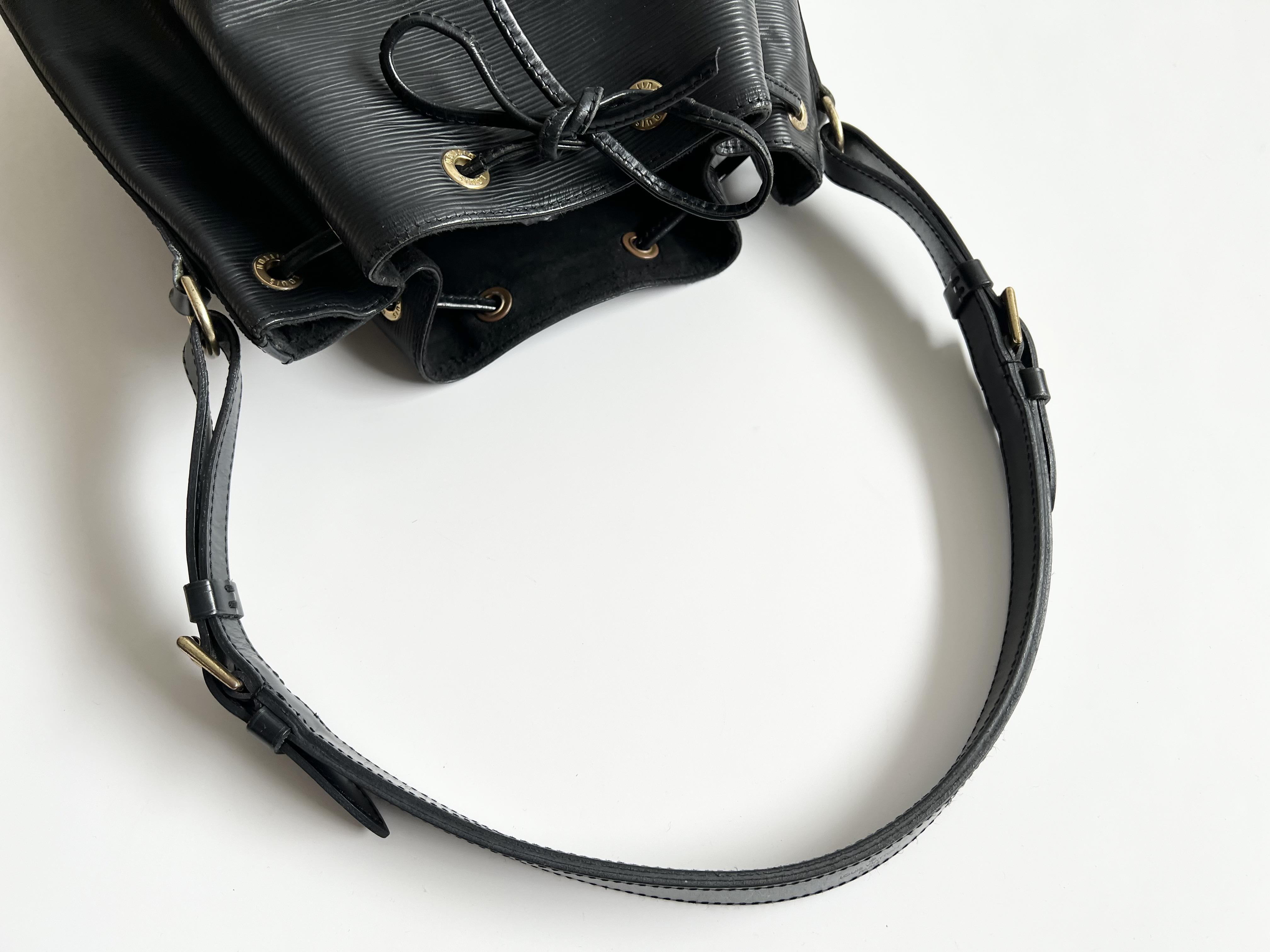 Louis Vuitton Noe Bucket Bag in Noir Epi Leather