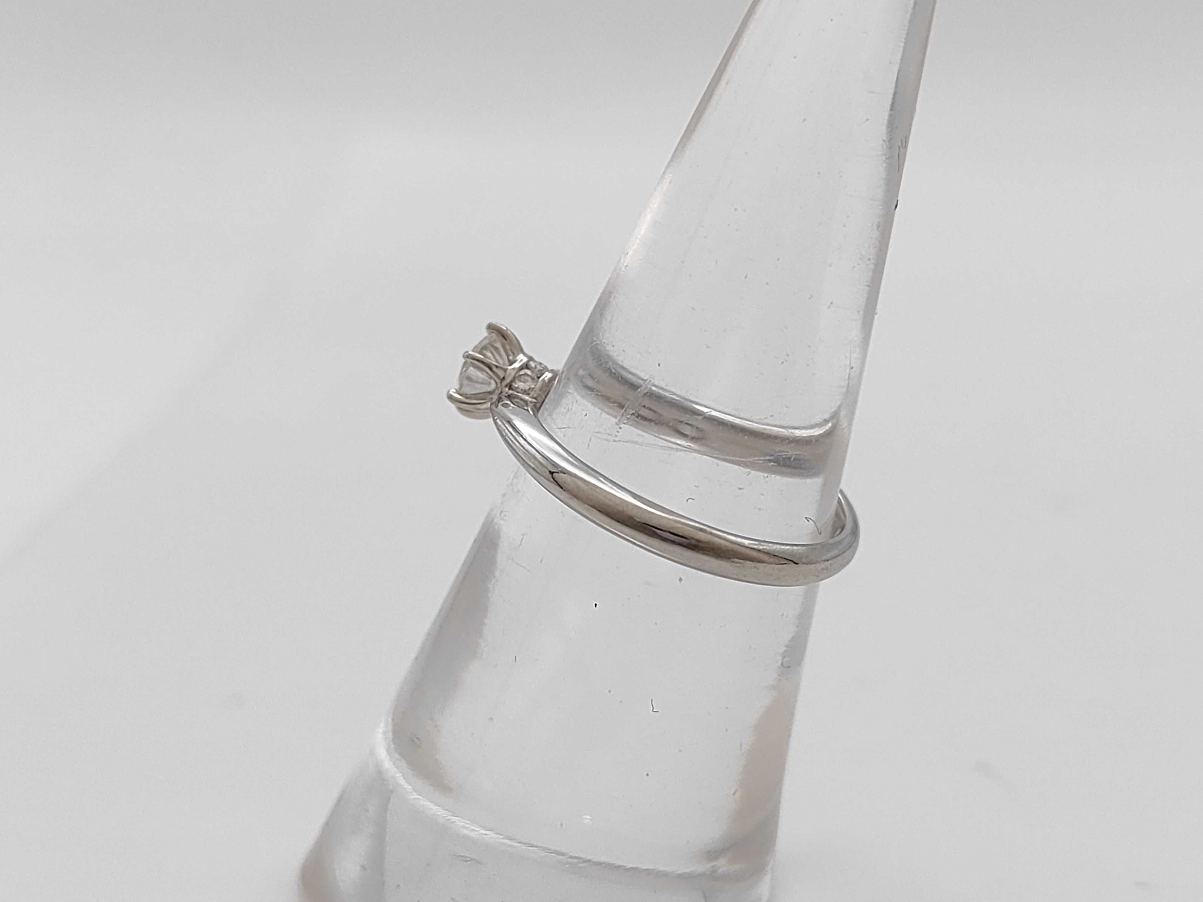 E-VVS2 Platinum Diamond Solitaire Ring with Diamond Gallery Accents