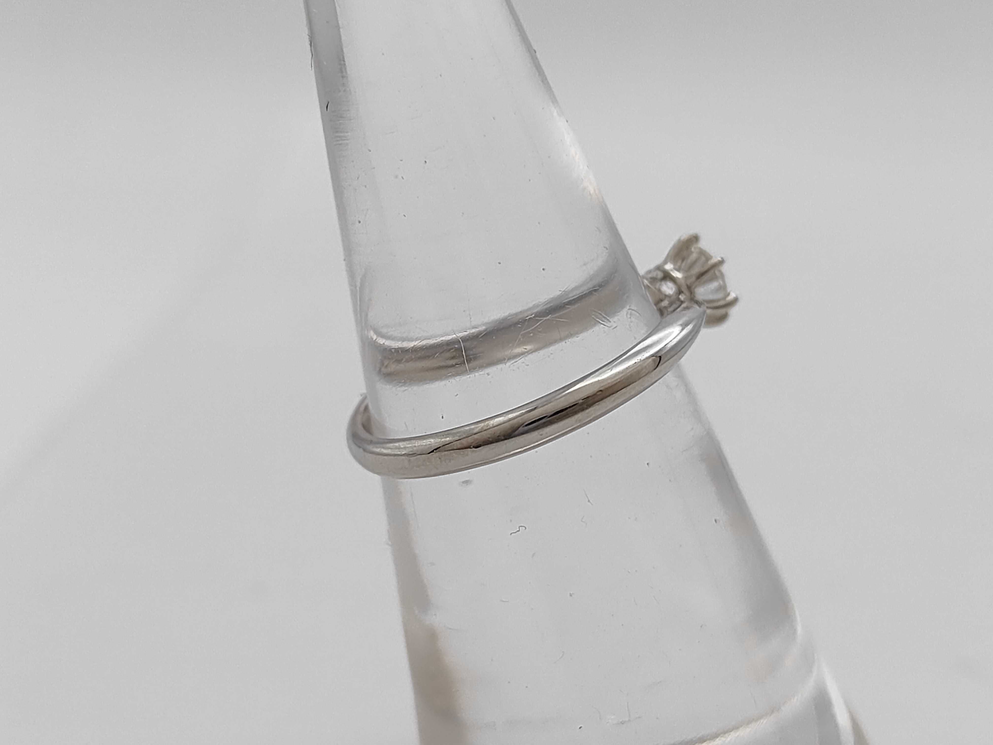E-VVS2 Platinum Diamond Solitaire Ring with Diamond Gallery Accents