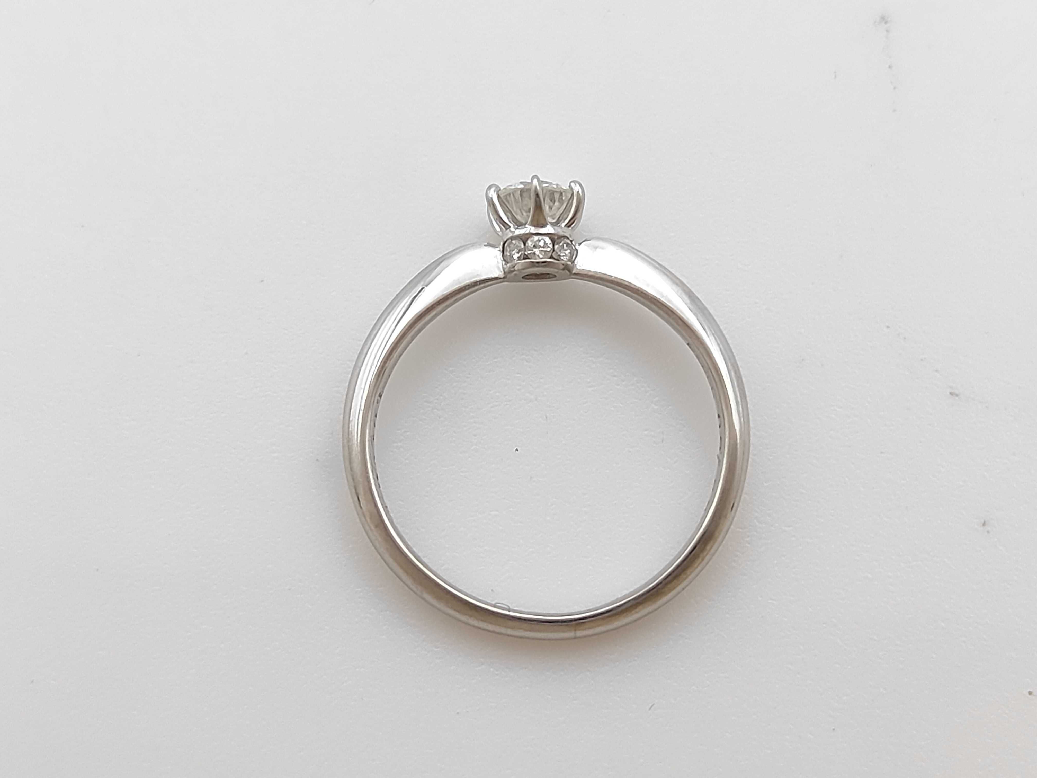 E-VVS2 Platinum Diamond Solitaire Ring with Diamond Gallery Accents