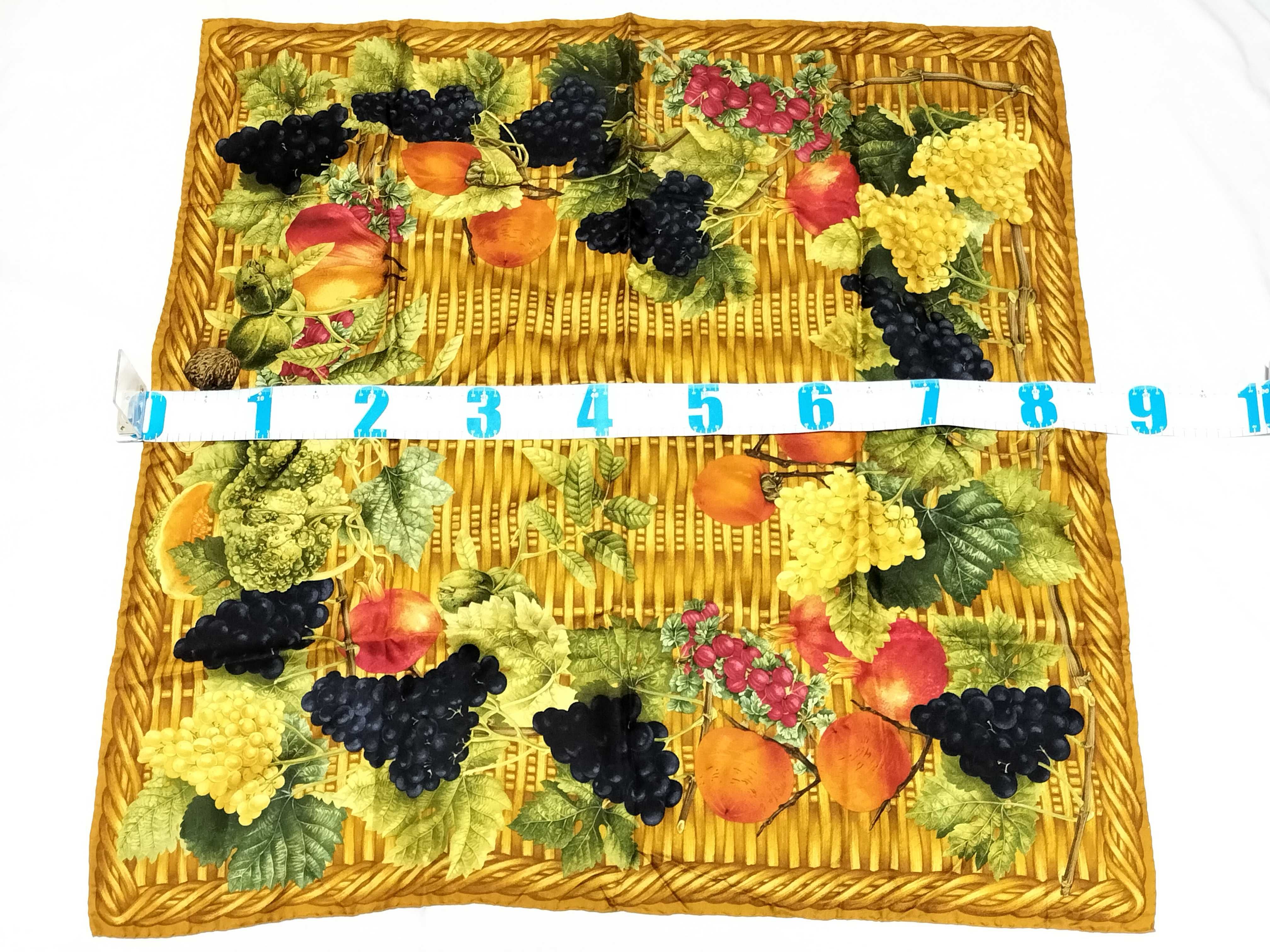 Gucci Silk Cesto di Frutta Pattern Carre 90