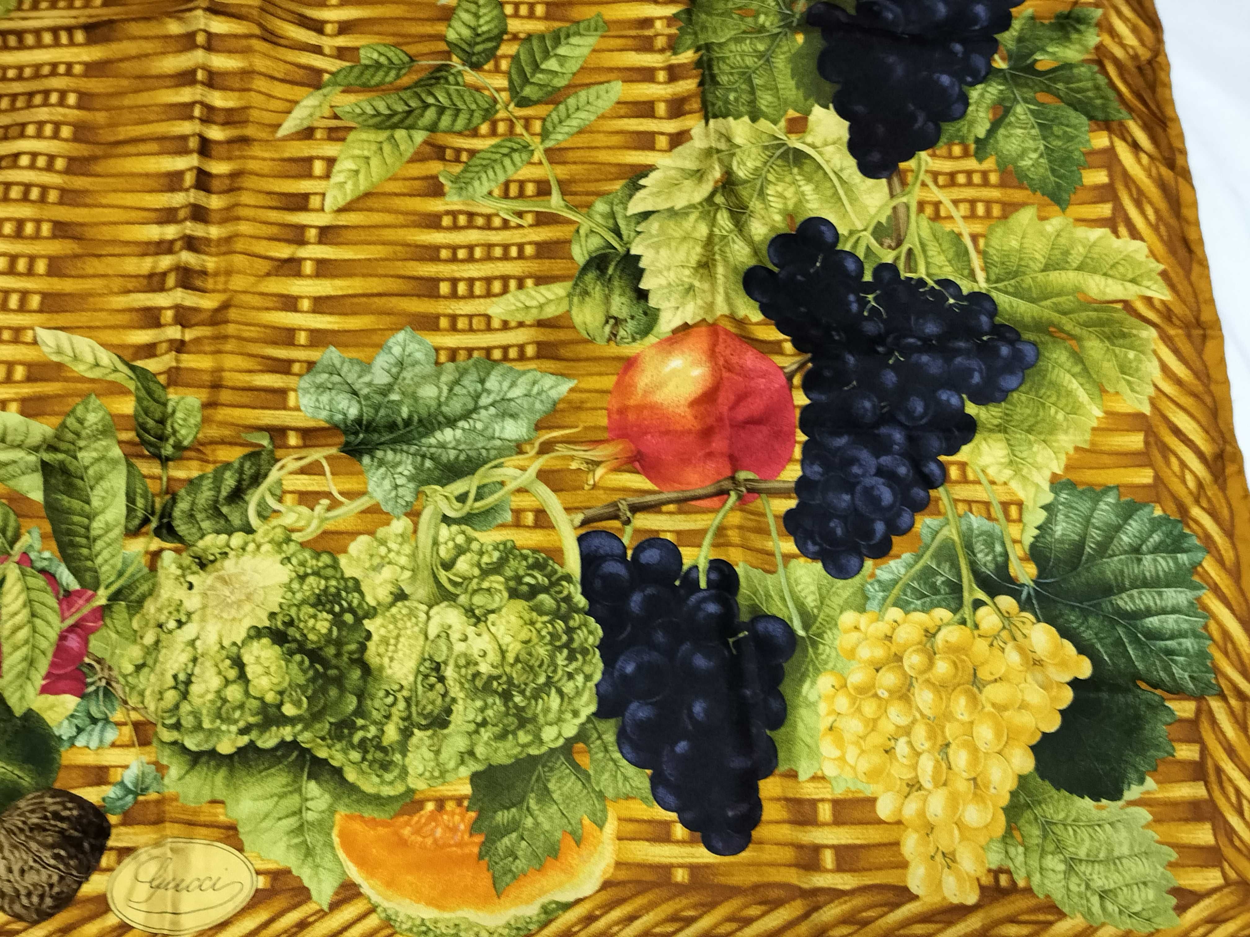 Gucci Silk Cesto di Frutta Pattern Carre 90