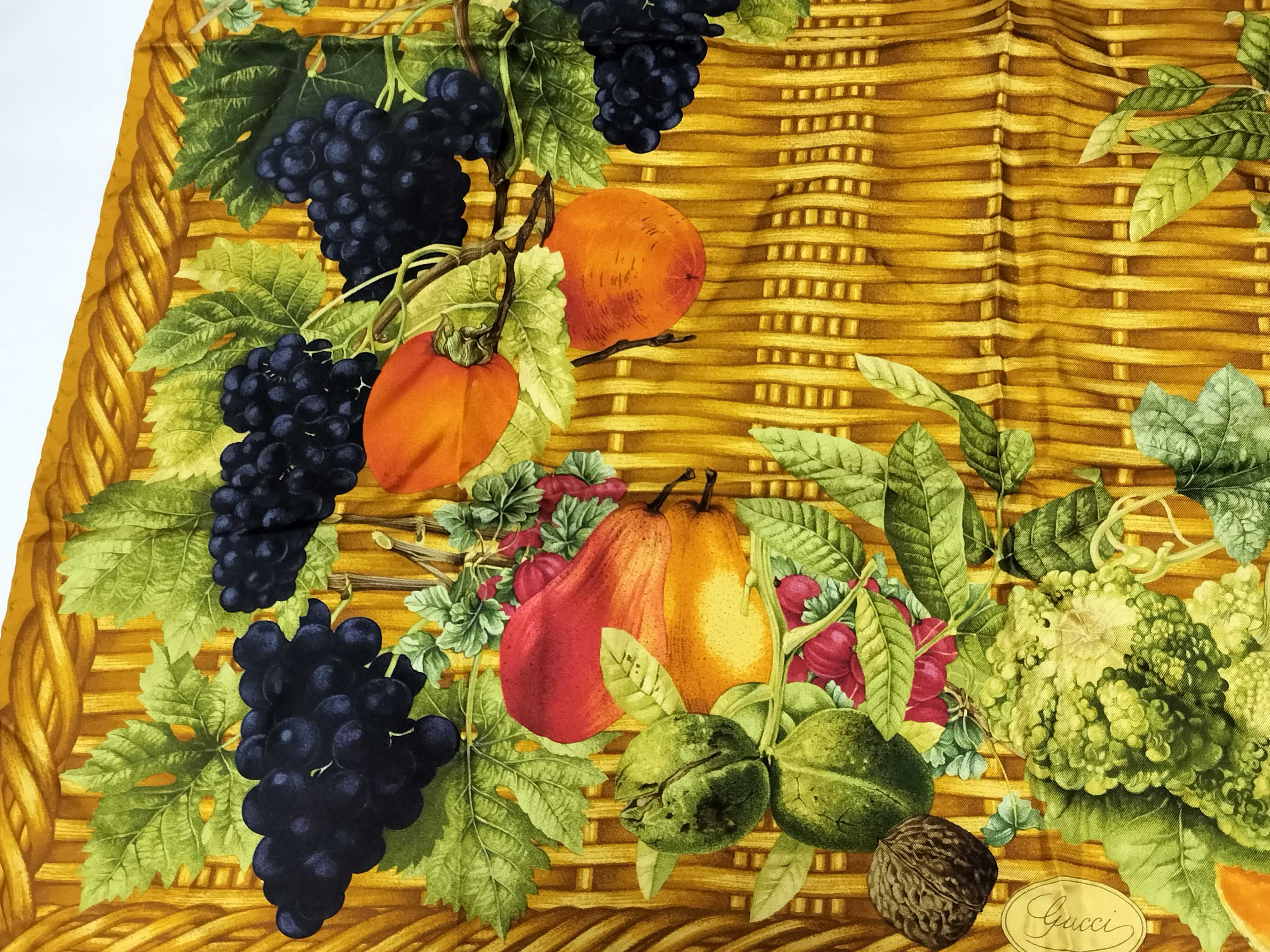 Gucci Silk Cesto di Frutta Pattern Carre 90