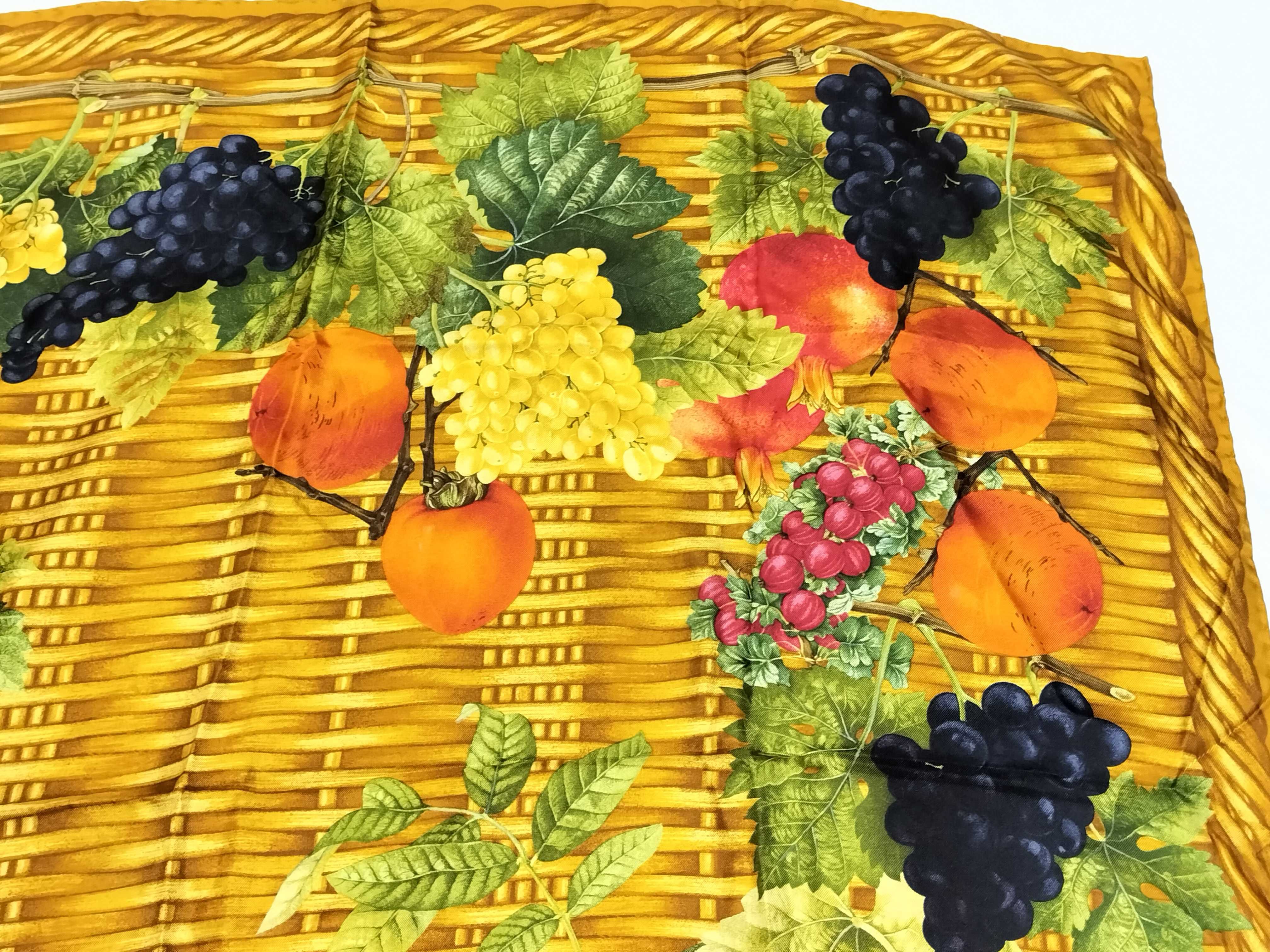 Gucci Silk Cesto di Frutta Pattern Carre 90