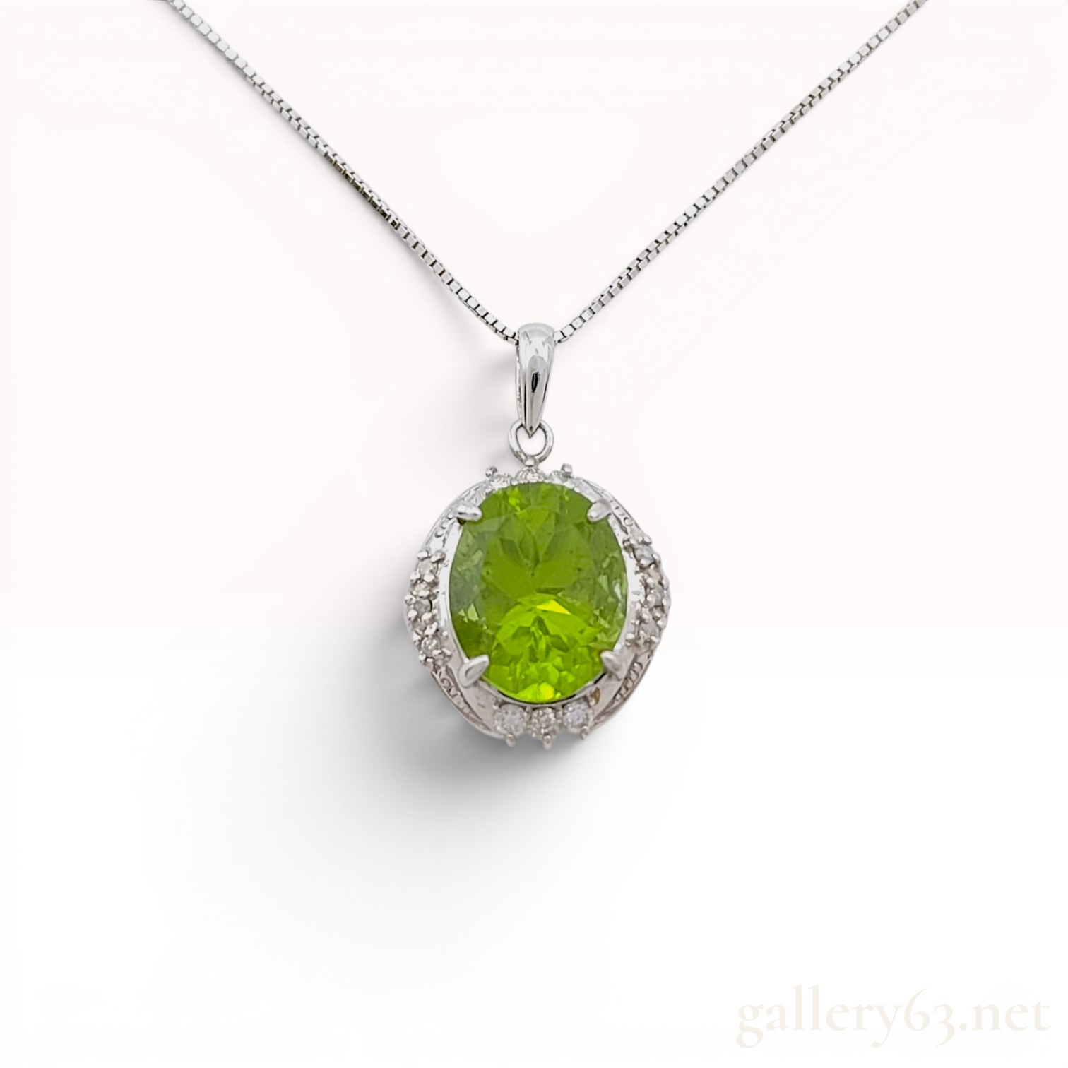 18K White Gold Peridot and Diamond Halo Pendant Necklace w/Box