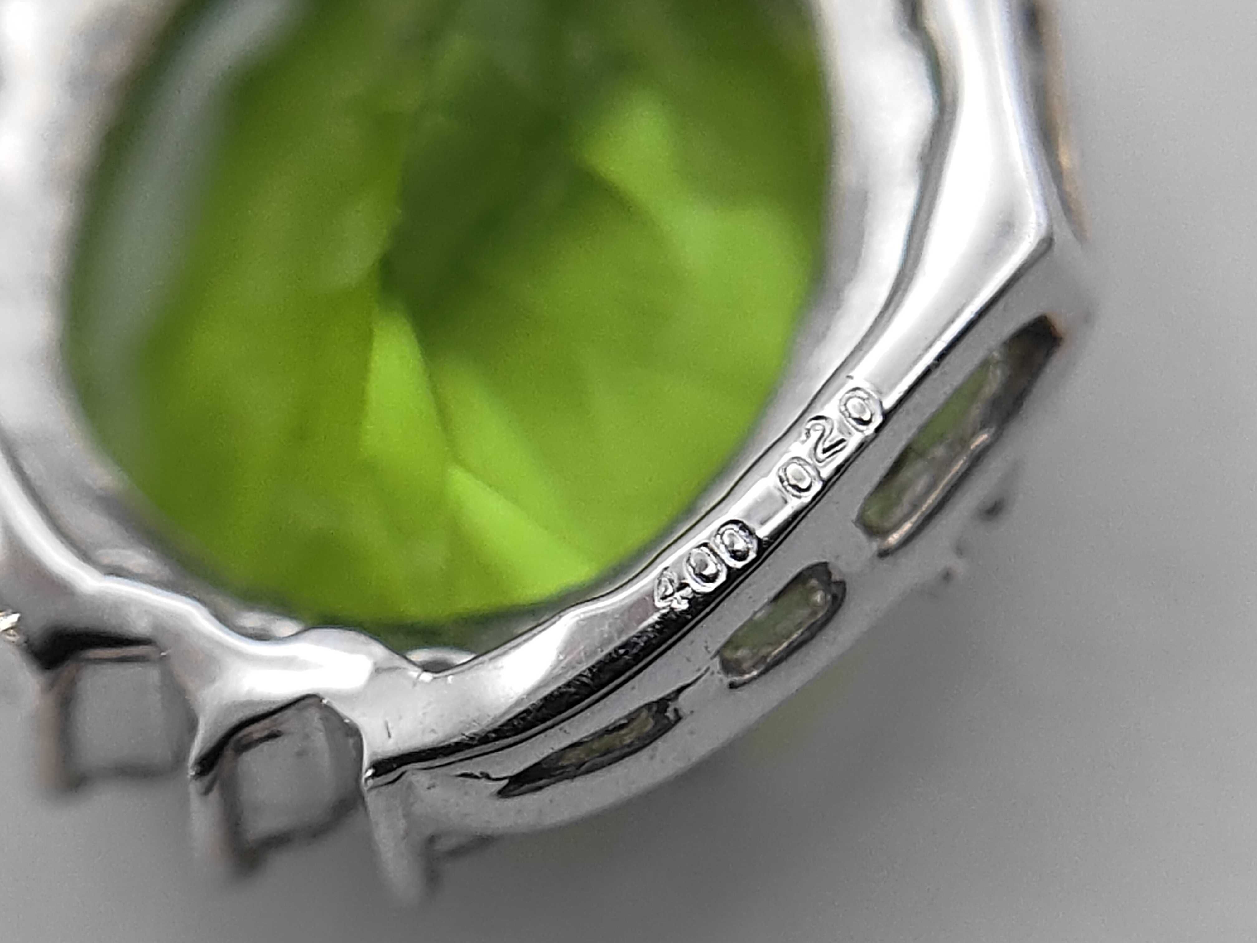 18K White Gold Peridot and Diamond Halo Pendant Necklace w/Box