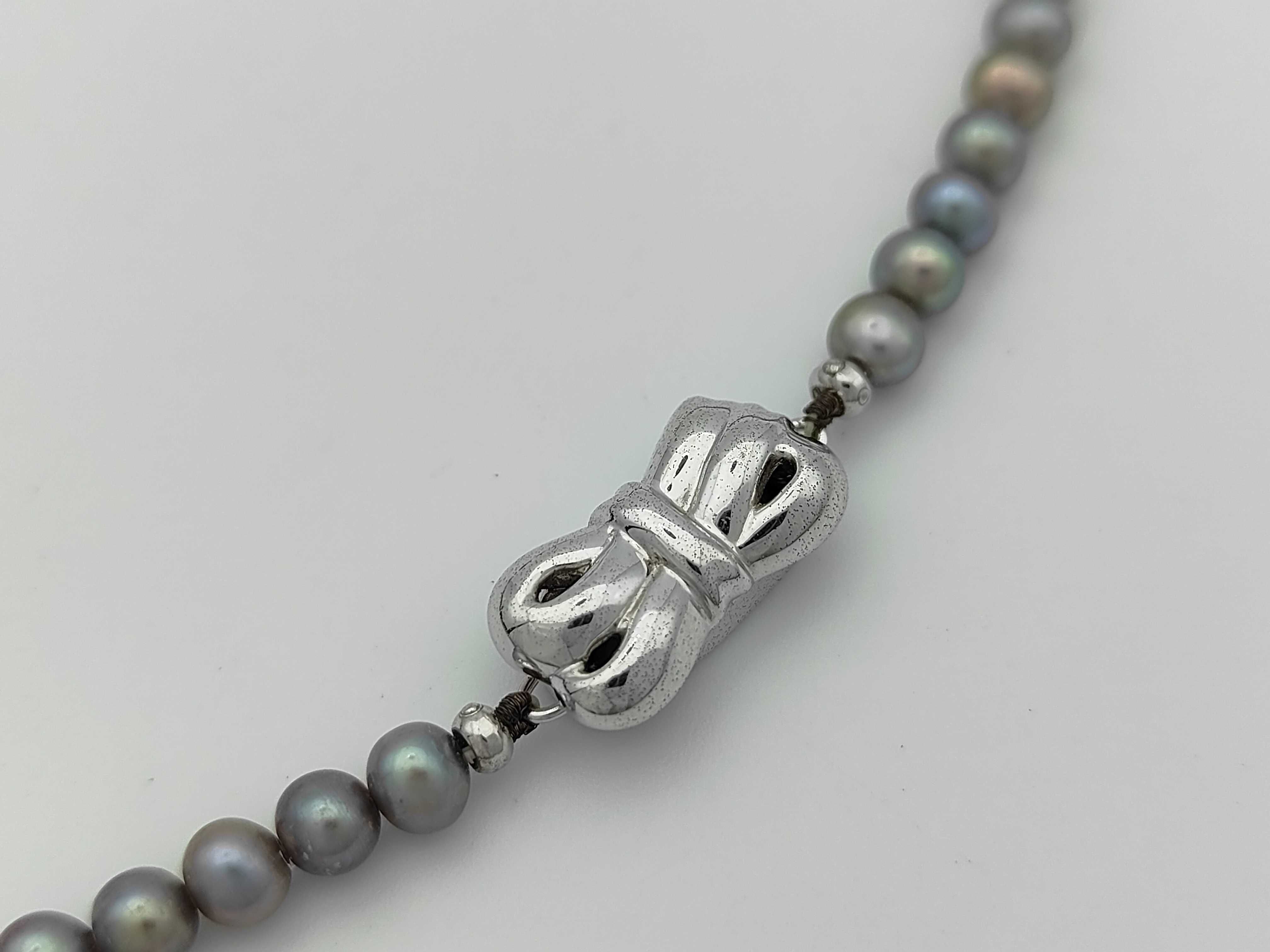 Graduated Black Cultured Pearl and Silver Necklace with Bow Clasp