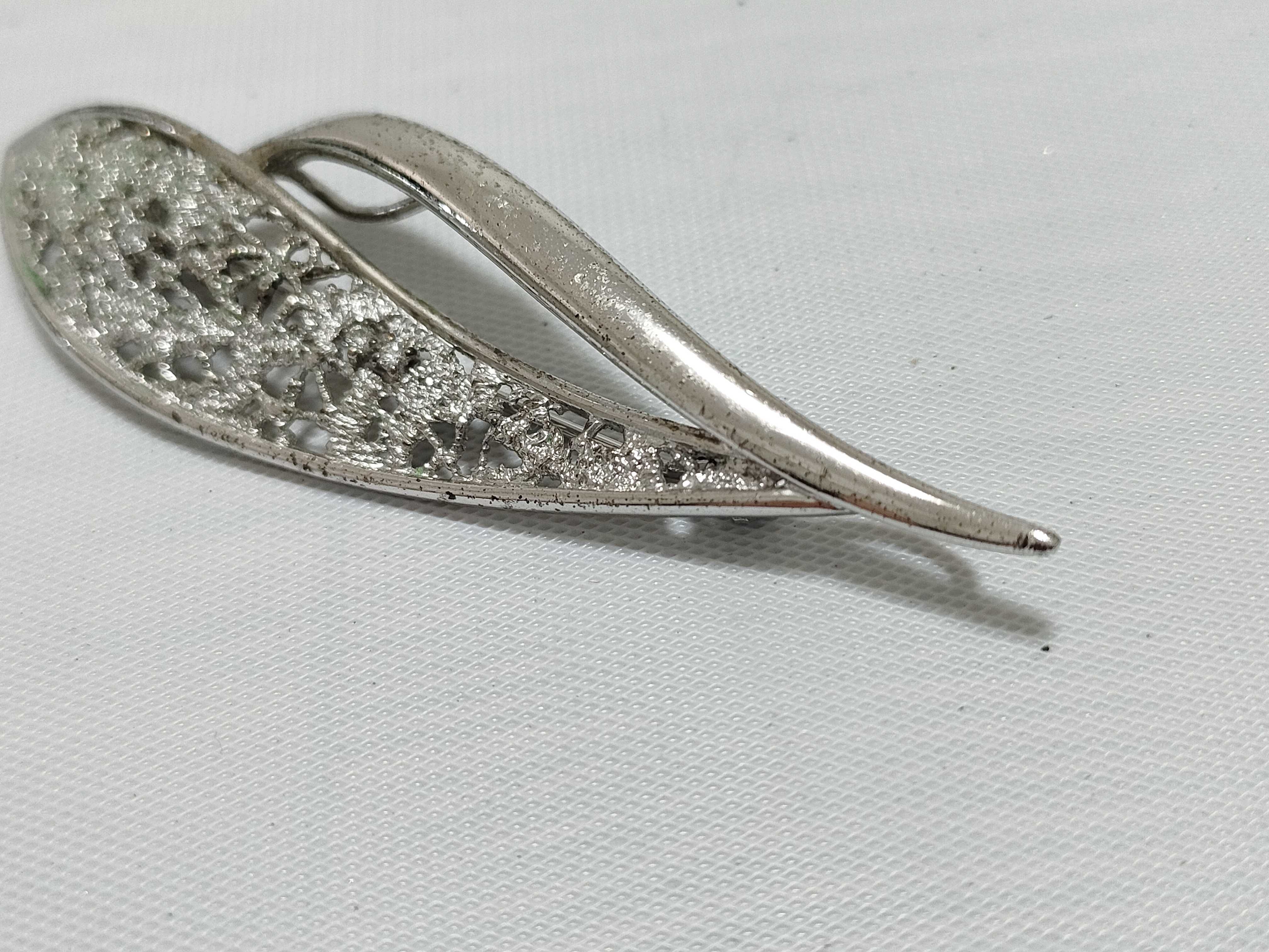 Sarah Coventry Vintage Silver Tone Rhinestone Leaf Brooch