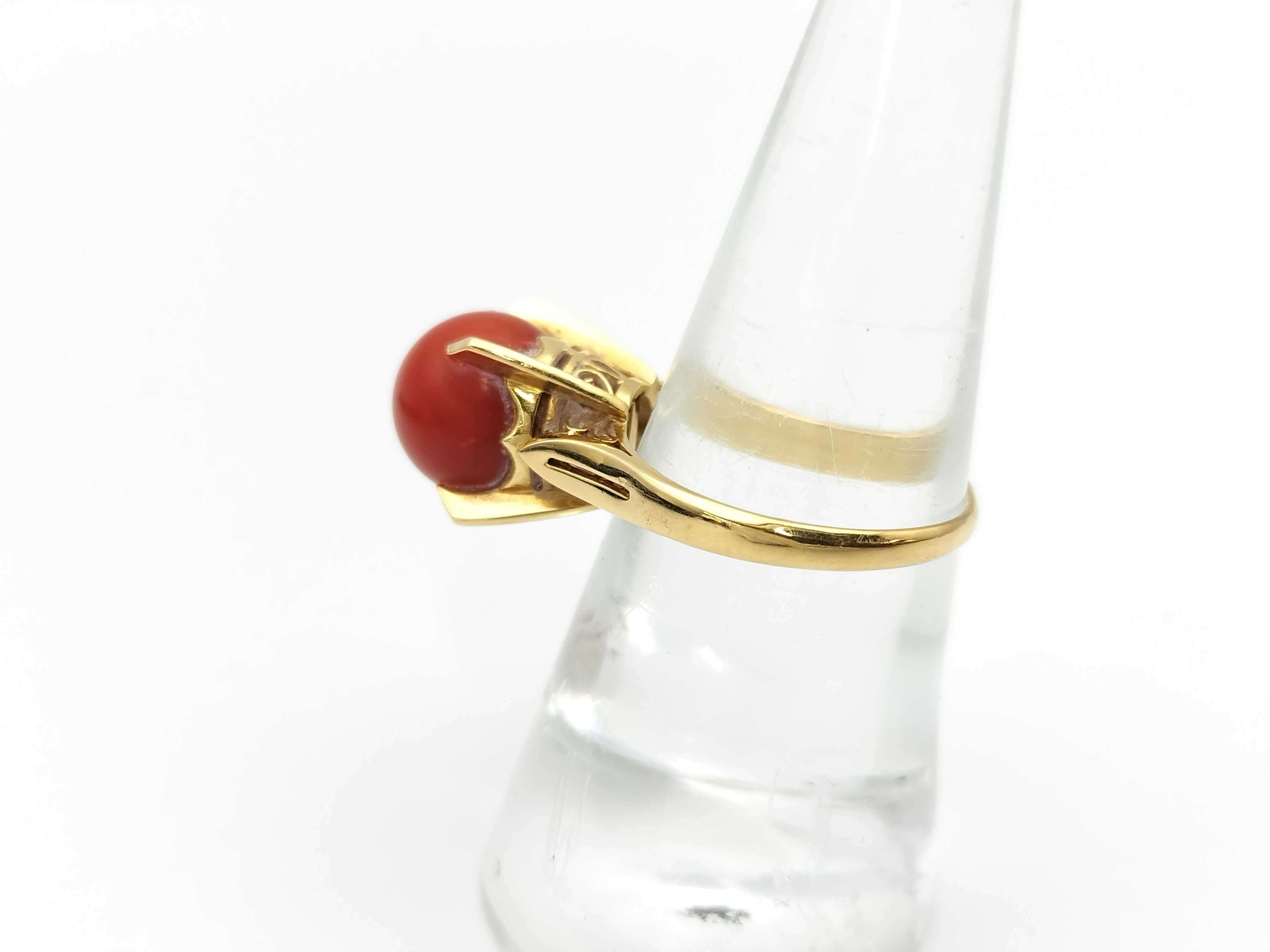 Estate Vintage Coral & 18K Yellow Gold Cocktail Ring