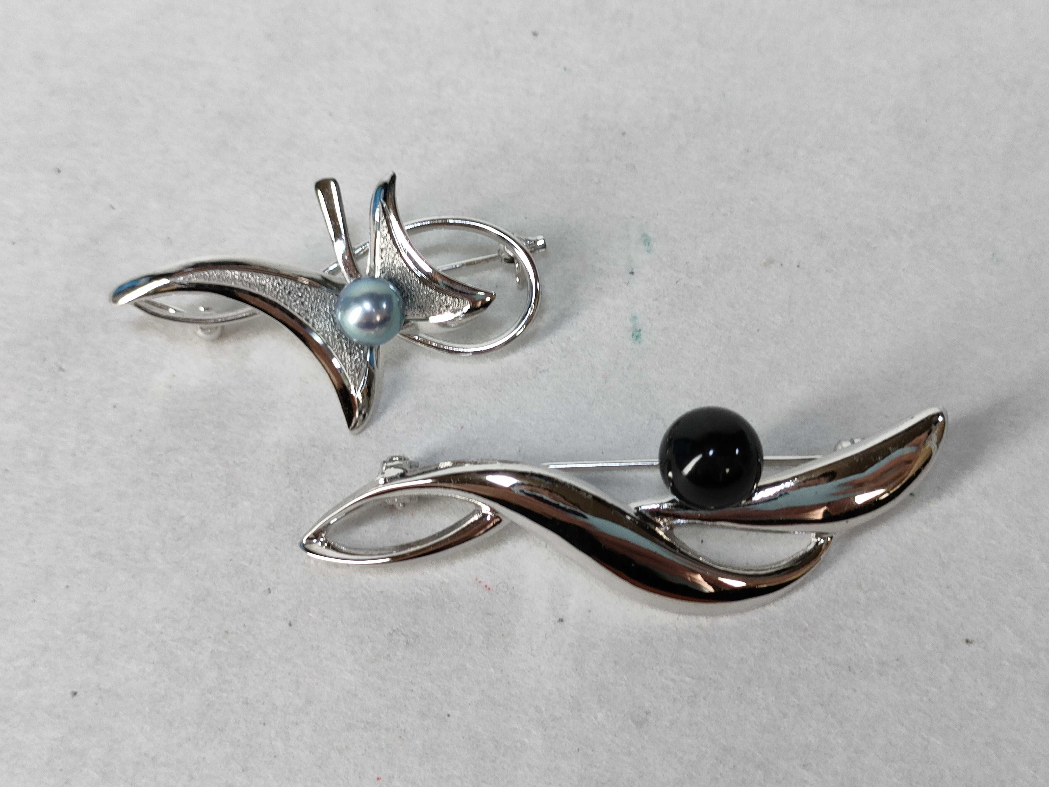 A Group of Six Vintage Silver-Toned and Cultured Pearl Brooches and Pins