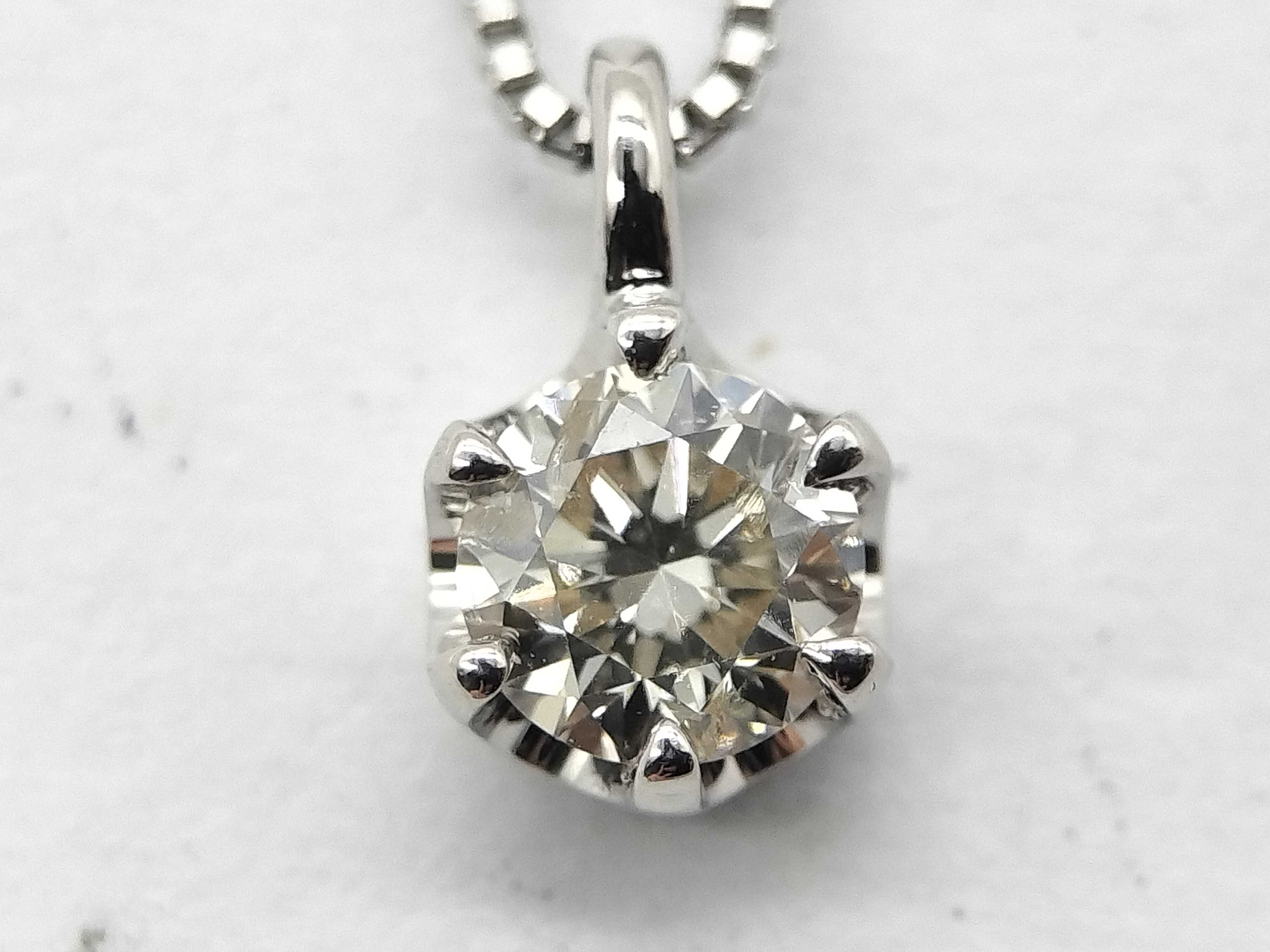 Diamond Solitaire Pendant and Box Chain in Platinum