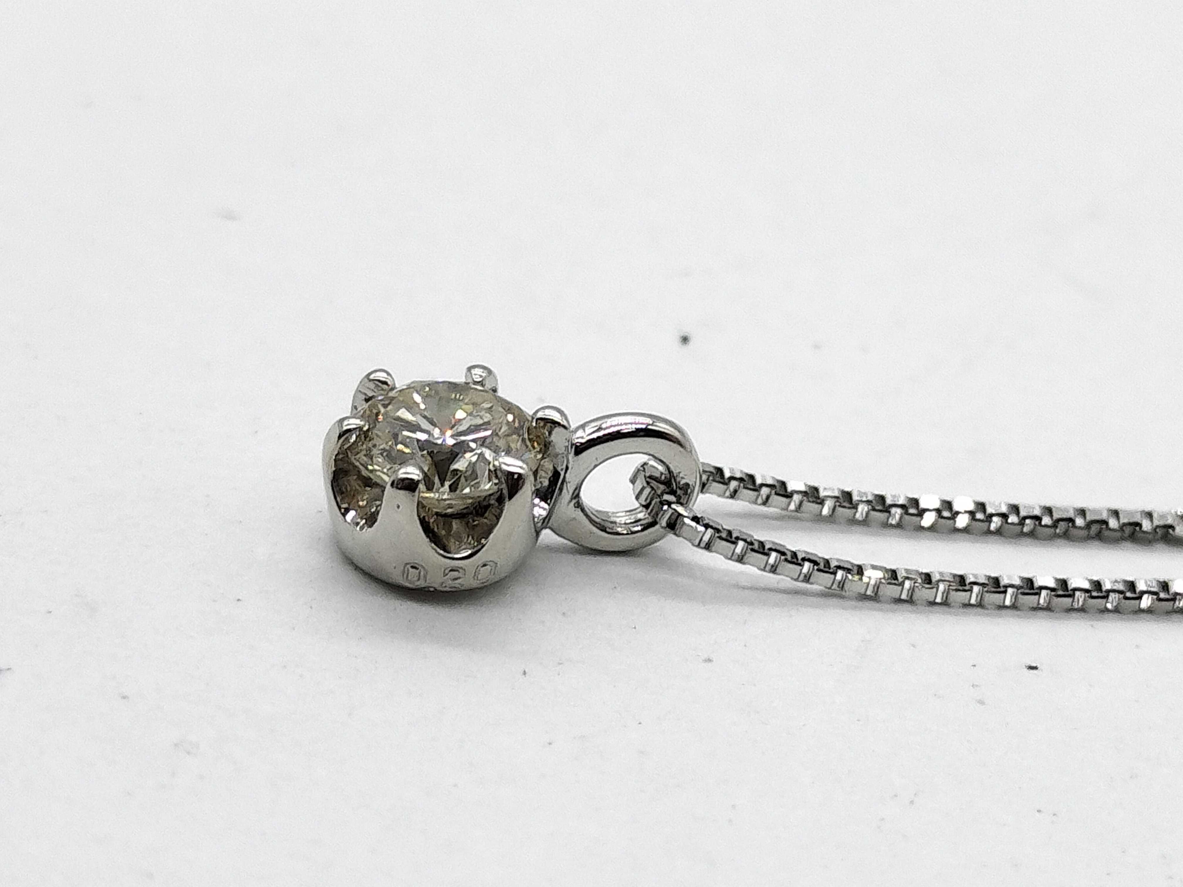 Diamond Solitaire Pendant and Box Chain in Platinum