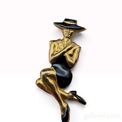18k Gold Brooch. The lot features an 18k Gold Brooch with 3.3 grams. It is offered in good 
