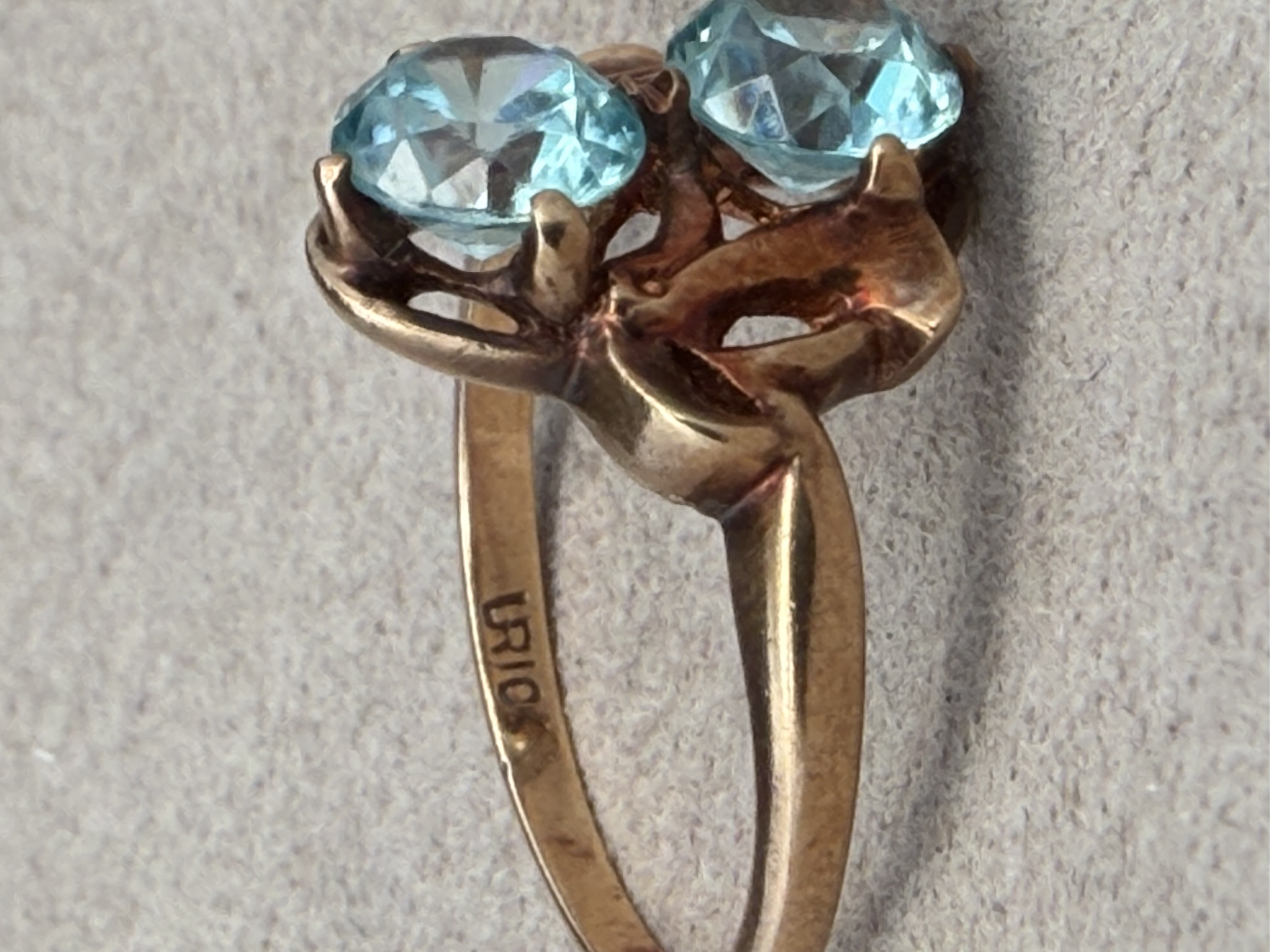 10k Yellow Gold Blue Zircon Ring