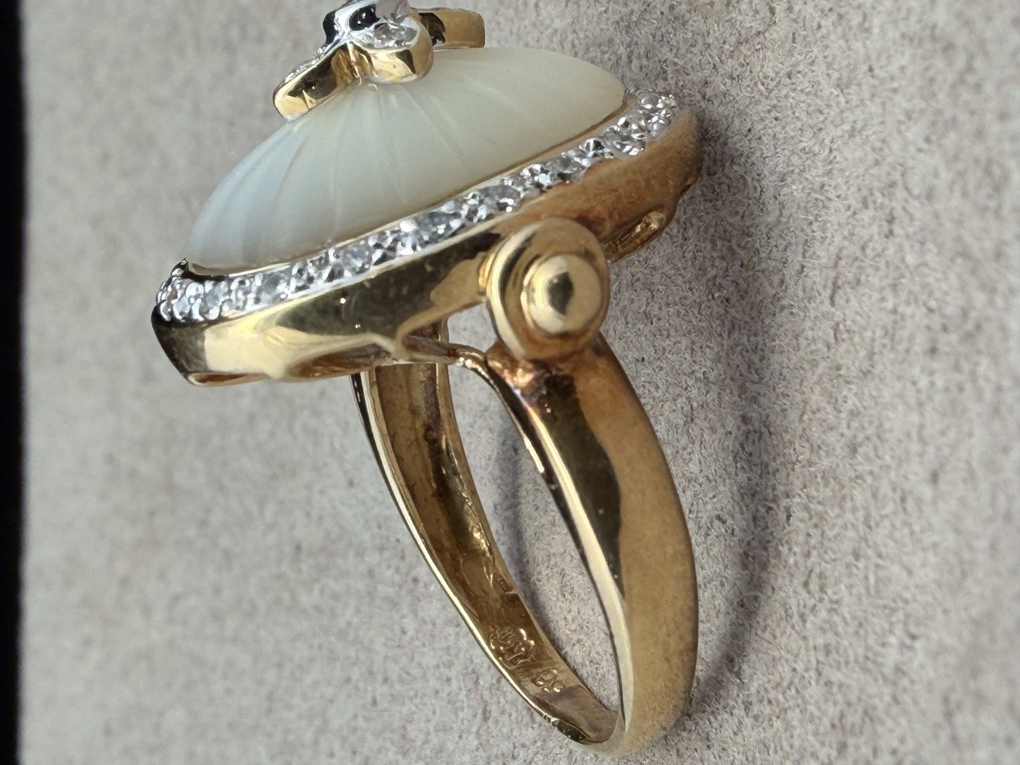 18k Mother of Pearl Diamond Ring