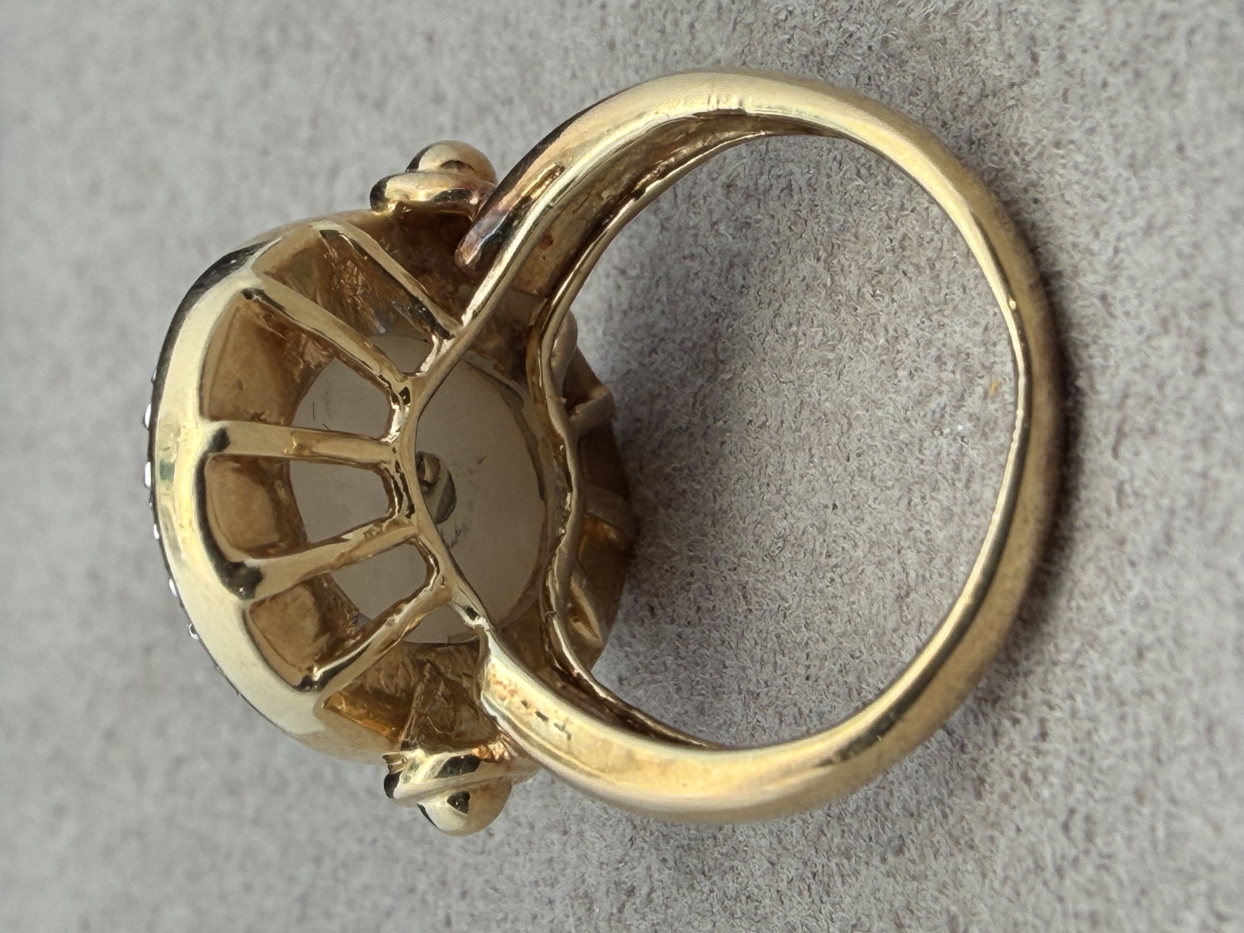 18k Mother of Pearl Diamond Ring