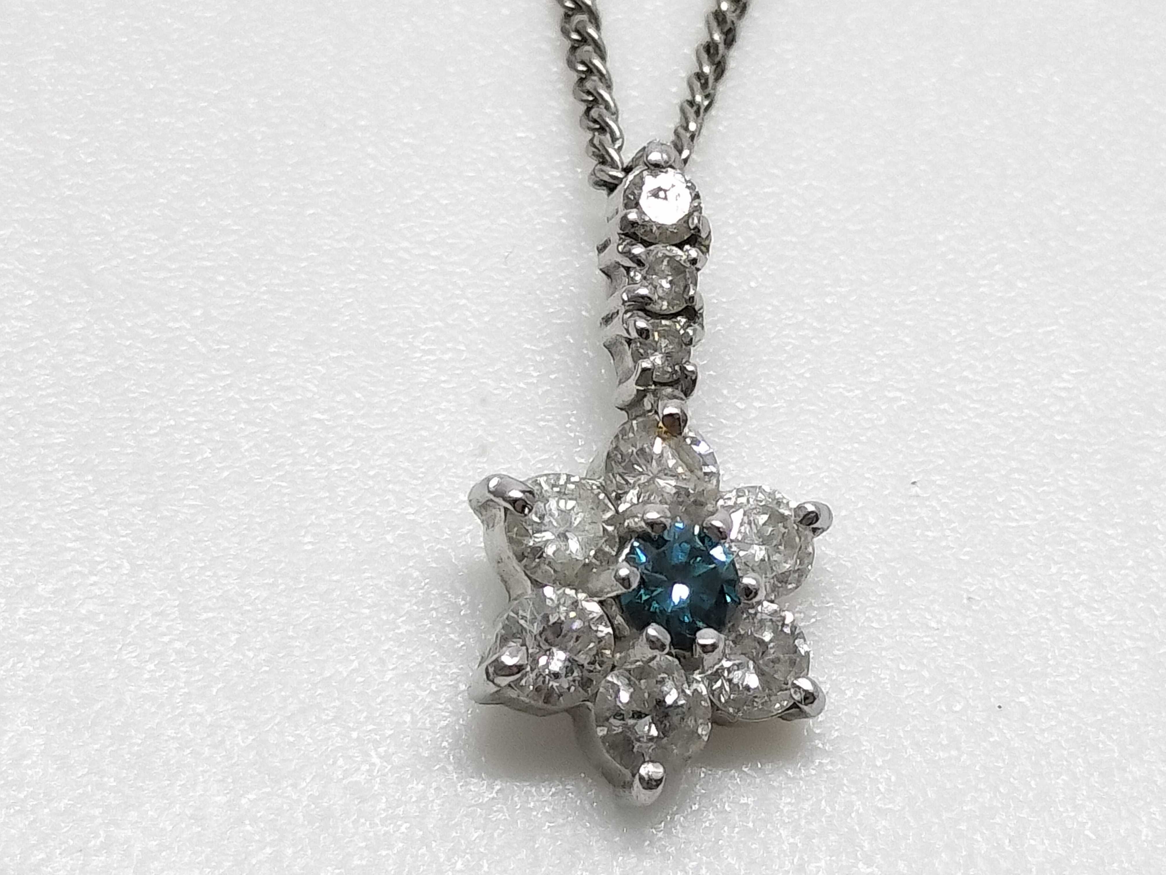 0.53 Carat Blue and White Diamond Flower Pendant Necklace in 18K White Gold and Pt850 Platinum