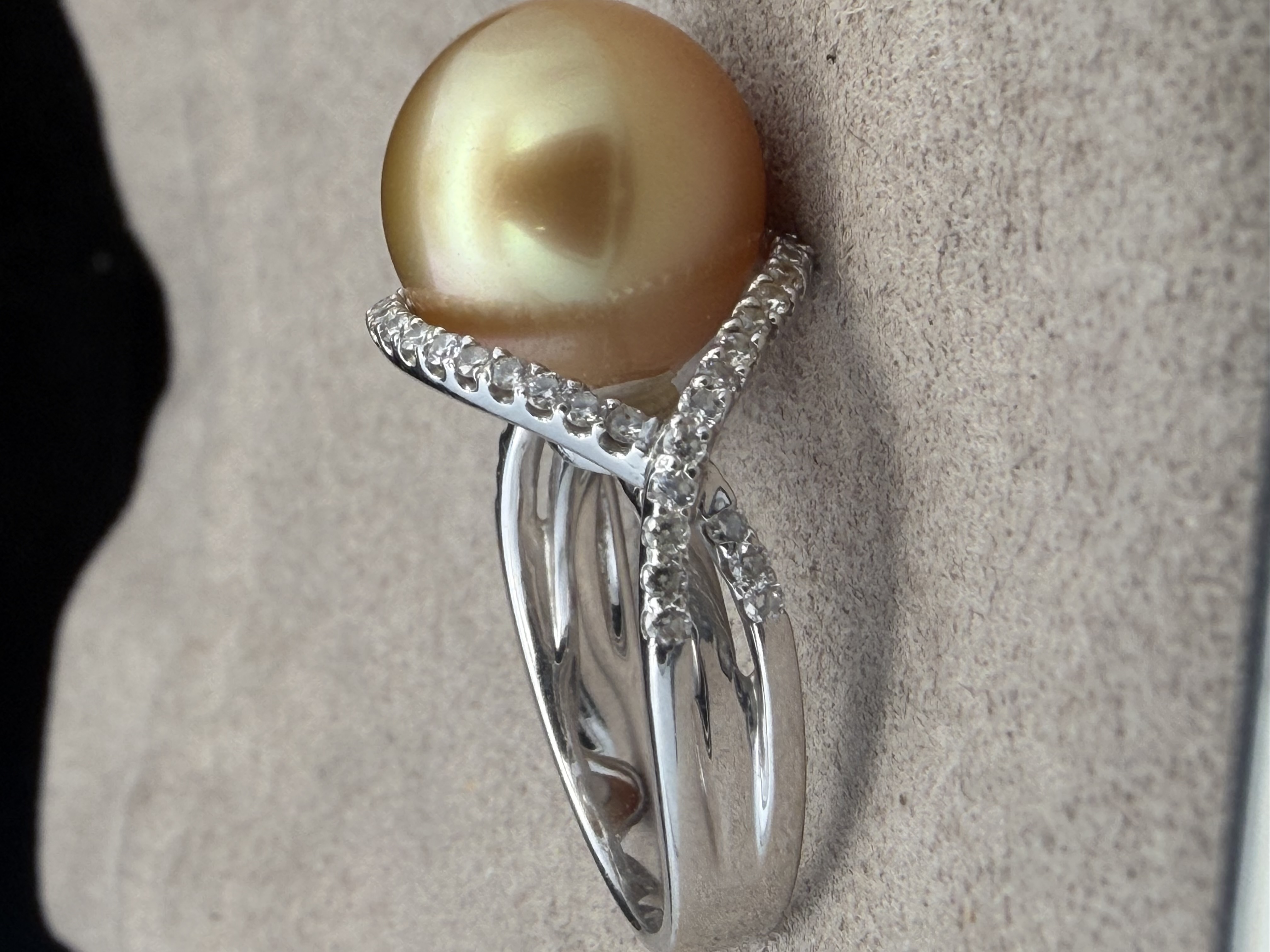 18k White Gold South Sea Pearl and Diamond Ring