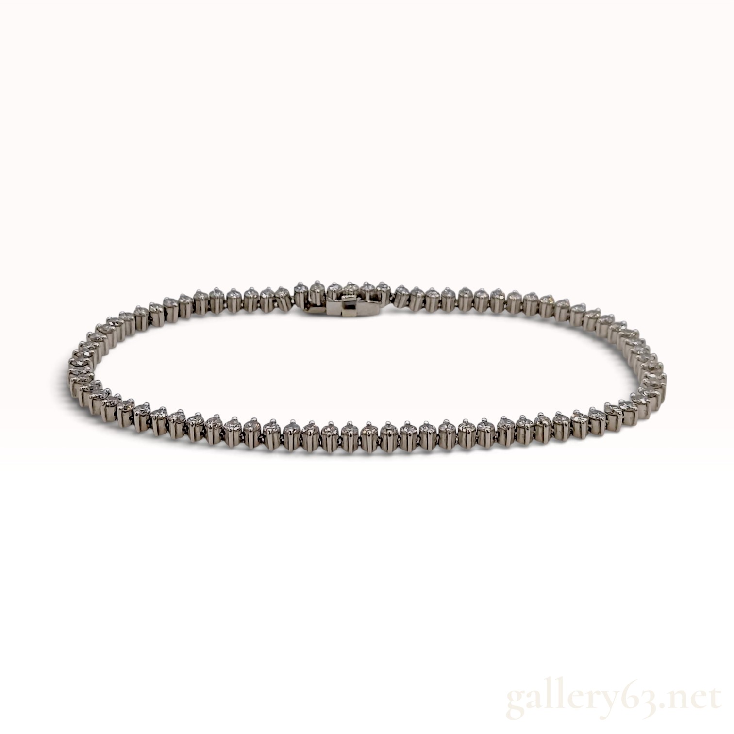 Pt900 Platinum and 3.05ctw Natural Diamond Tennis Bracelet