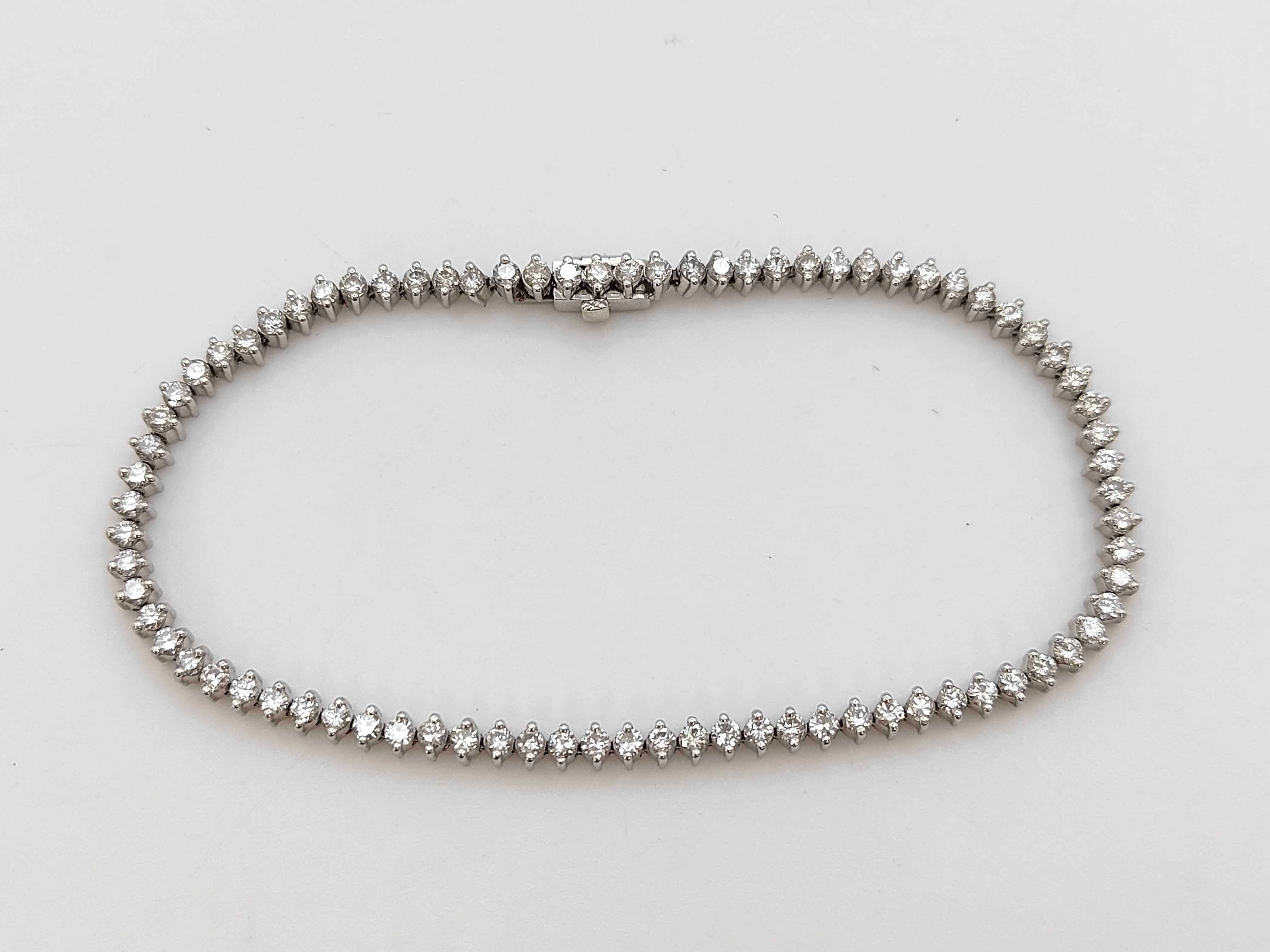 Pt900 Platinum and 3.05ctw Natural Diamond Tennis Bracelet