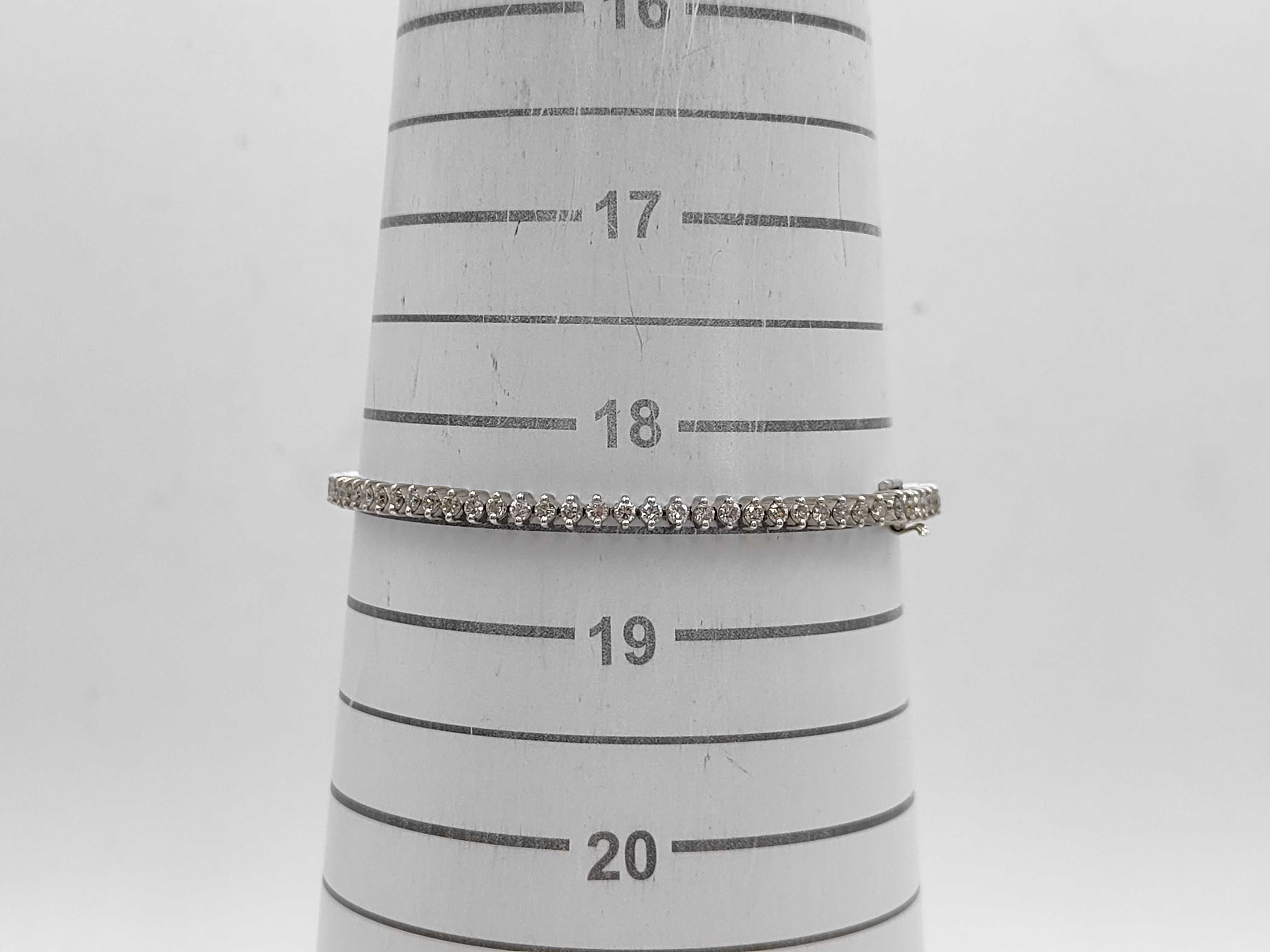Pt900 Platinum and 3.05ctw Natural Diamond Tennis Bracelet