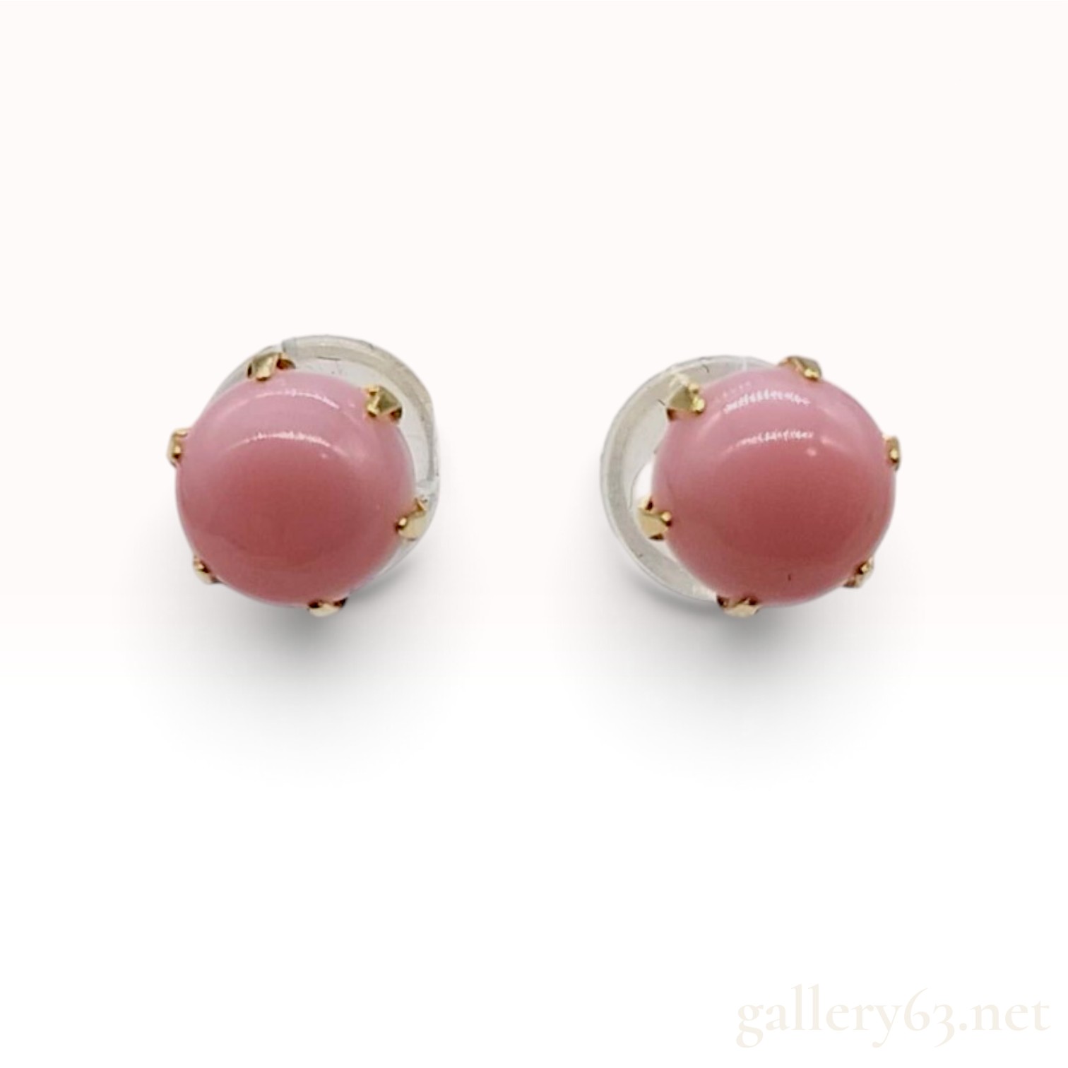 18 Karat Yellow Gold and Natural Pink Conch Shell Stud Earrings with Sorting Memo