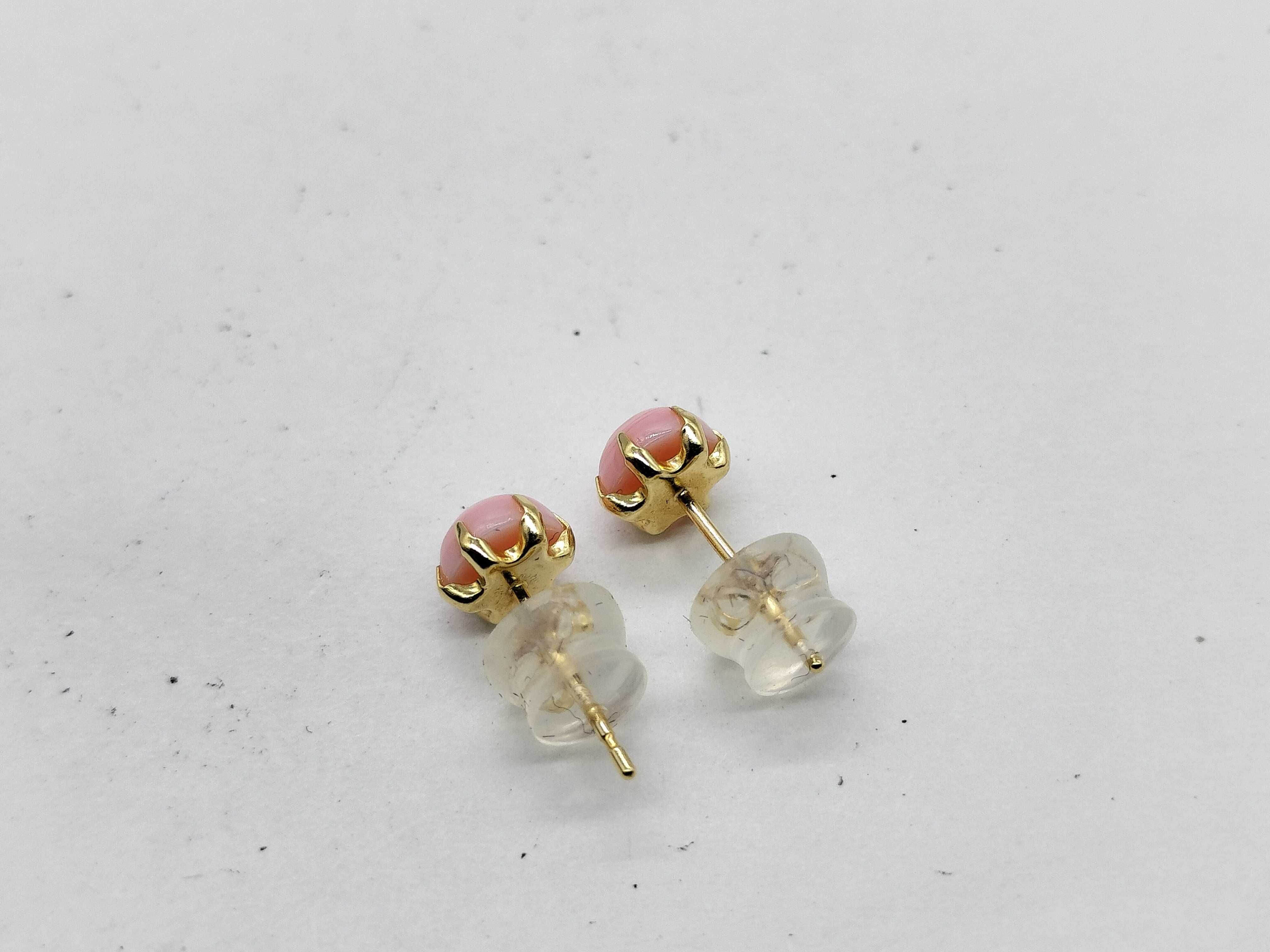 18 Karat Yellow Gold and Natural Pink Conch Shell Stud Earrings with Sorting Memo