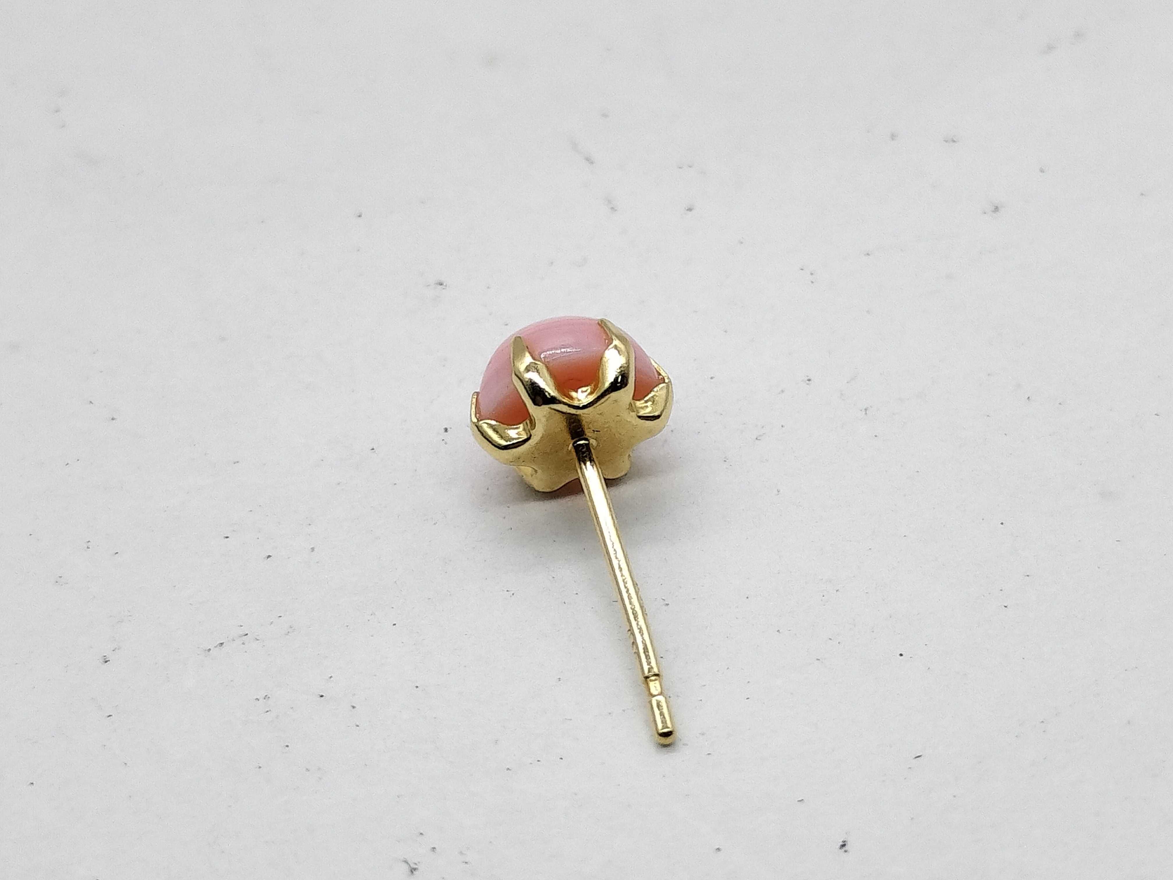 18 Karat Yellow Gold and Natural Pink Conch Shell Stud Earrings with Sorting Memo