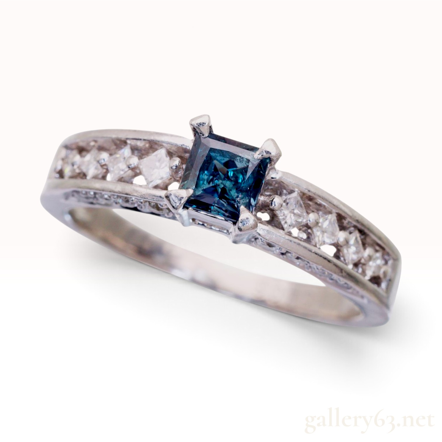 Pt900 Platinum 0.406ct Natural Color Change Alexandrite and 0.30ctw Natural Diamond Ring