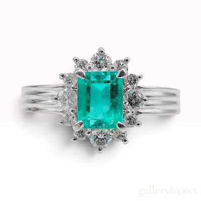 Pt850 Platinum 0.84ct Emerald and 0.34ctw Natural Diamond Cluster Ring. This platinum cocktail 