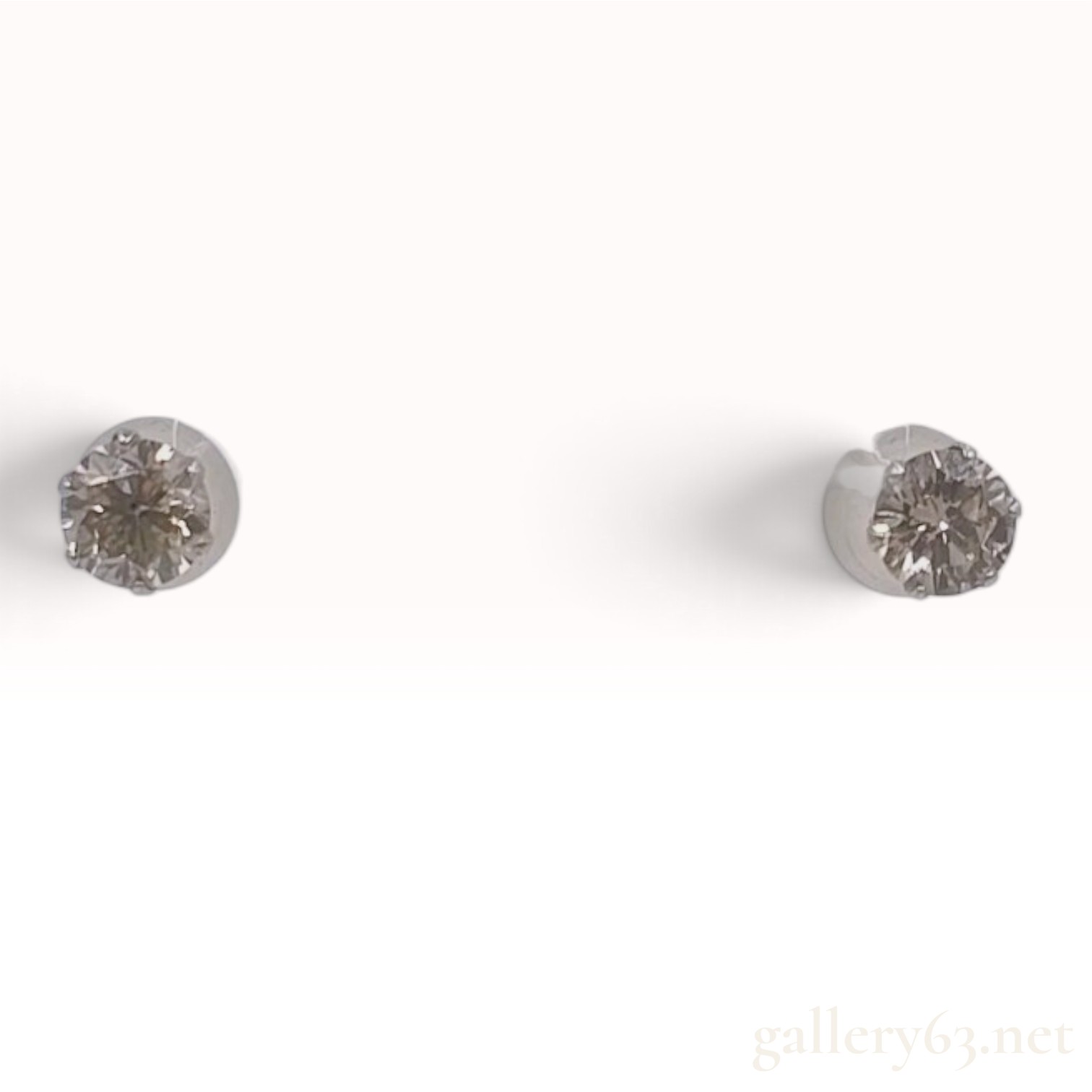 Alisa Pt900 0.70ctw Natural Diamond Stud Earrings with Box