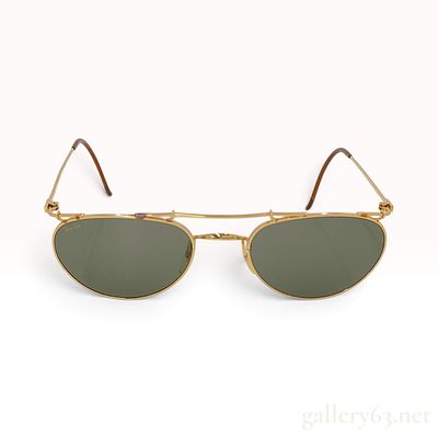 Vintage Ray-Ban Deco Metals Oval Gold-Toned Sunglasses with Case. These vintage Ray-Ban 