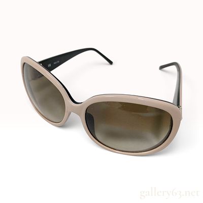 Givenchy SGV 792G Nude and Black Acetate Sunglasses. This pair of Givenchy SGV 792G sunglasses 