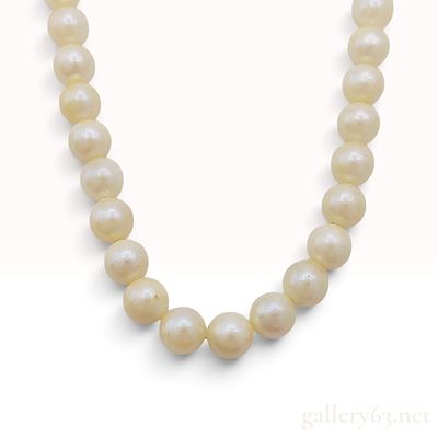 Vintage Sterling Silver and Cream Cultured Pearl Necklace. This vintage single-strand cultured 