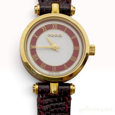 Vintage Gucci 2000L Maroon Enamel and Gold Tone Ladies Wristwatch. This vintage Gucci 2000L 
