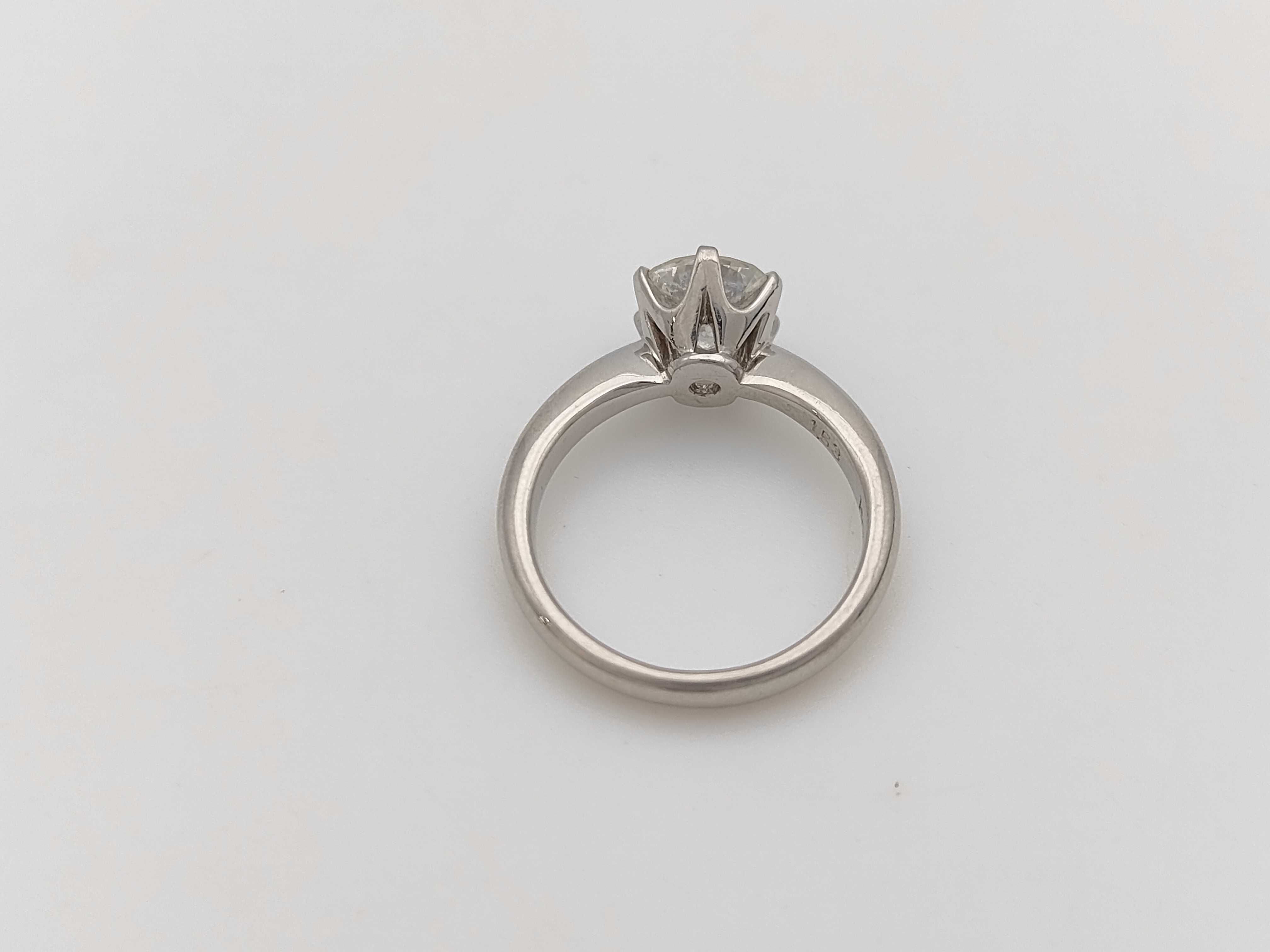Platinum Solitaire Ring with 1.53 Carat Round Brilliant Cut Natural Diamond