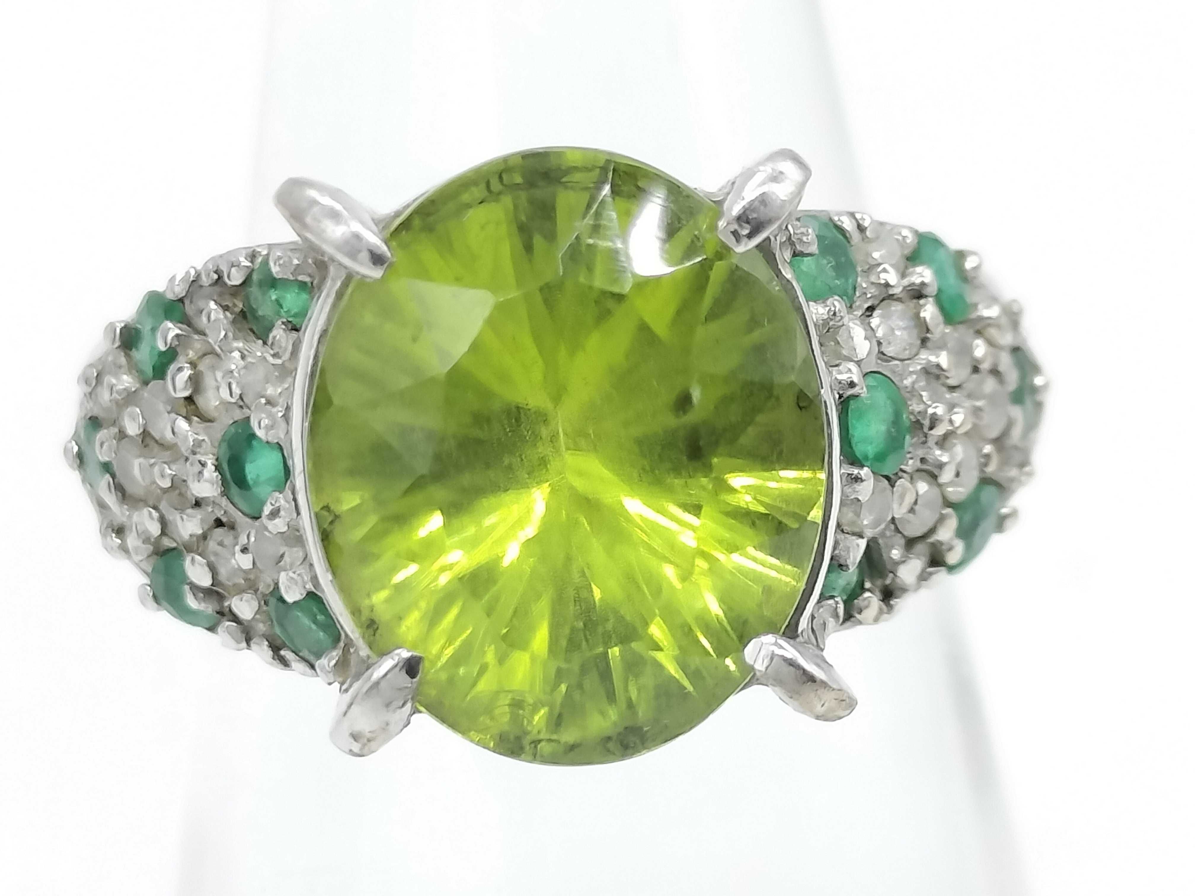 18 Karat White Gold Peridot Emerald and Diamond Cocktail Ring