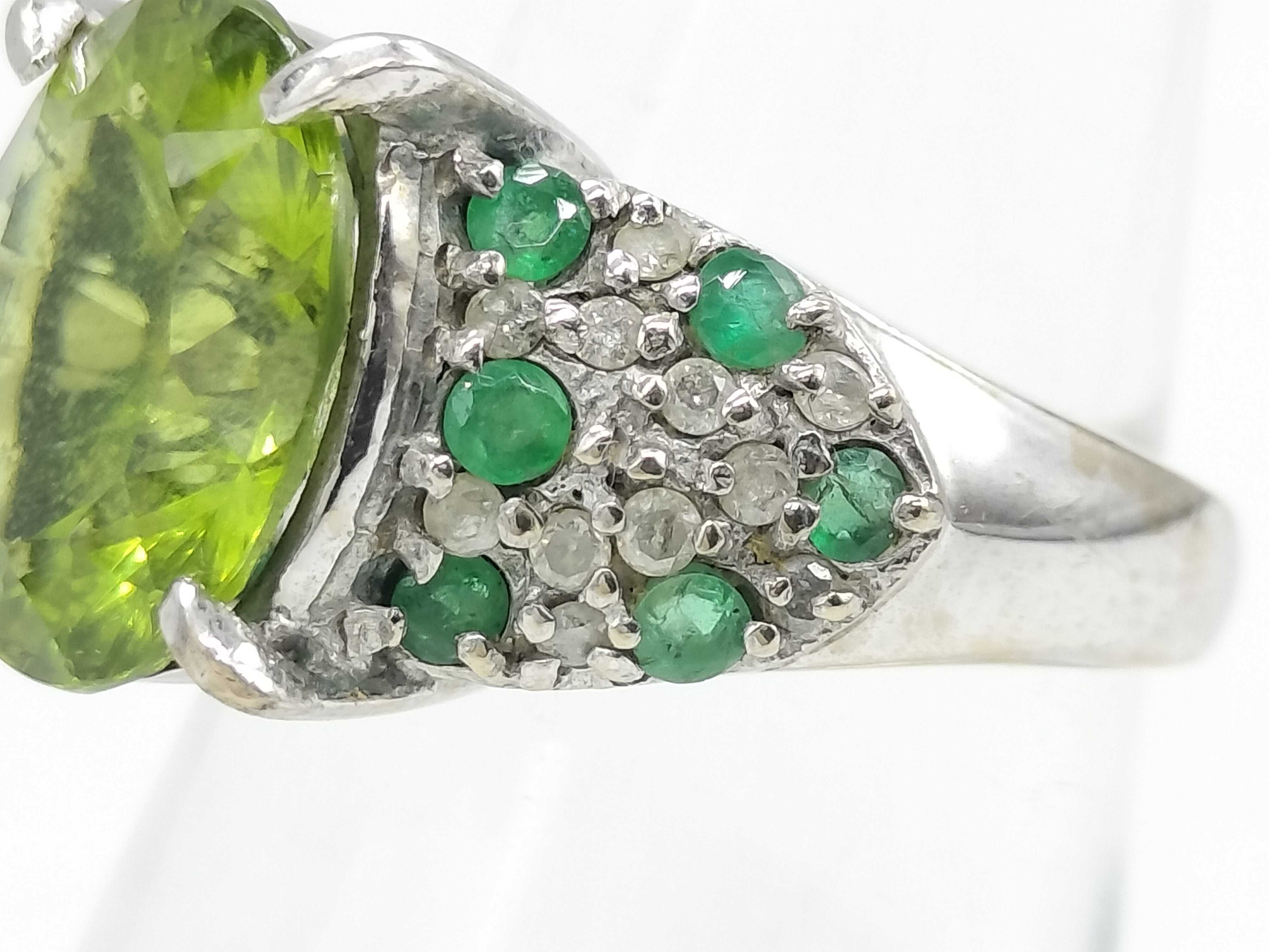 18 Karat White Gold Peridot Emerald and Diamond Cocktail Ring