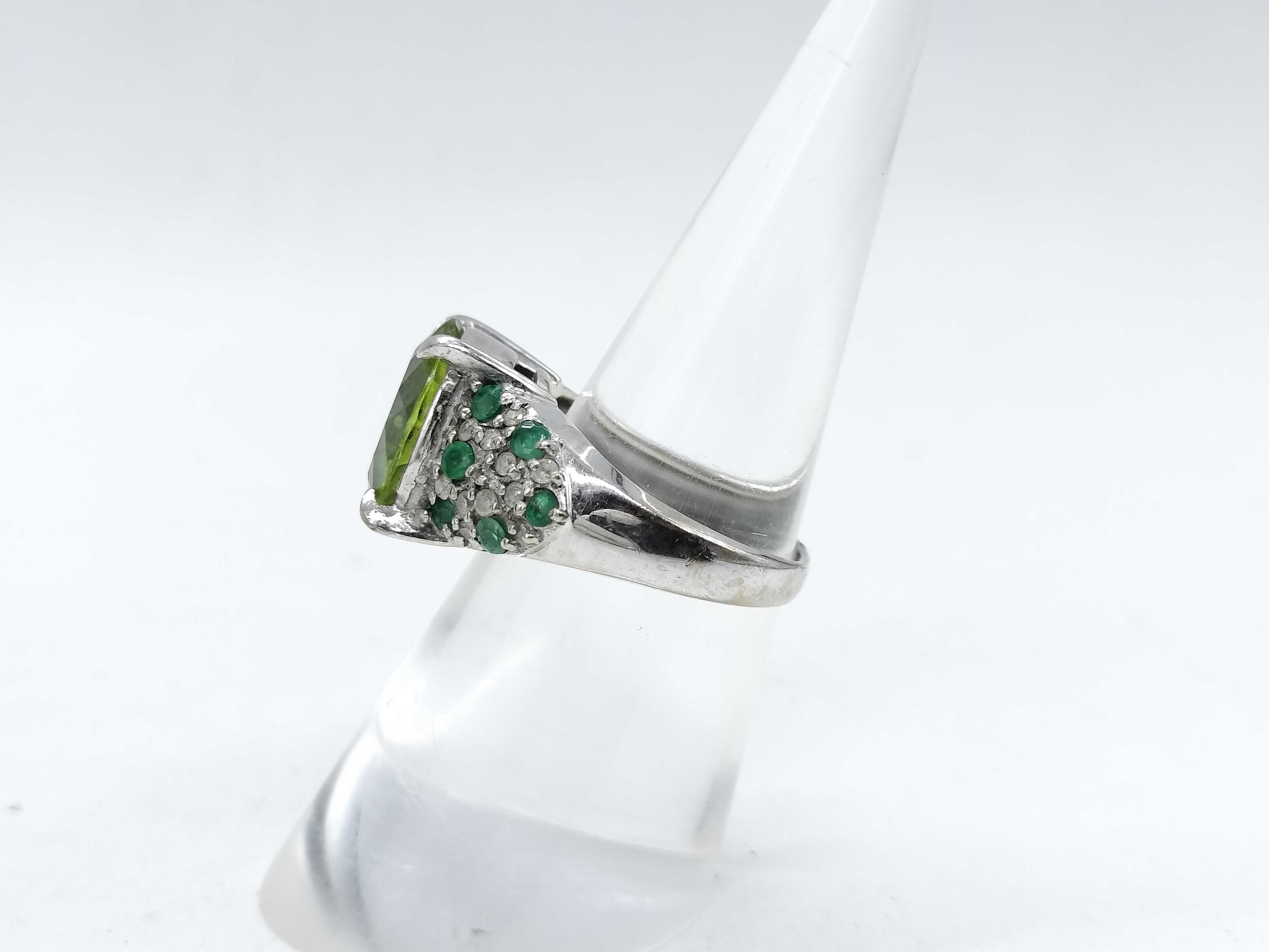 18 Karat White Gold Peridot Emerald and Diamond Cocktail Ring