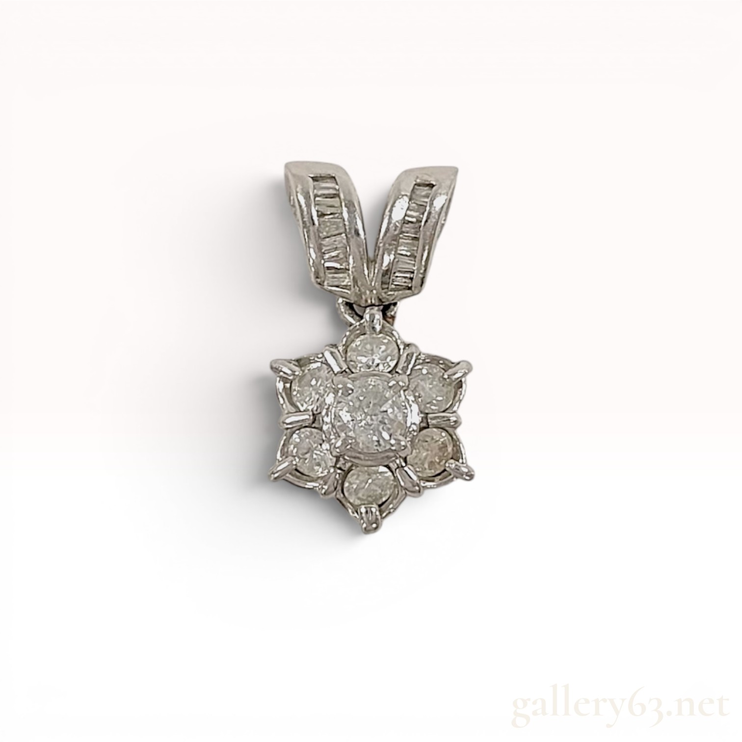Pt900 Platinum and 1.00 ct tw Diamond Flower Cluster Pendant
