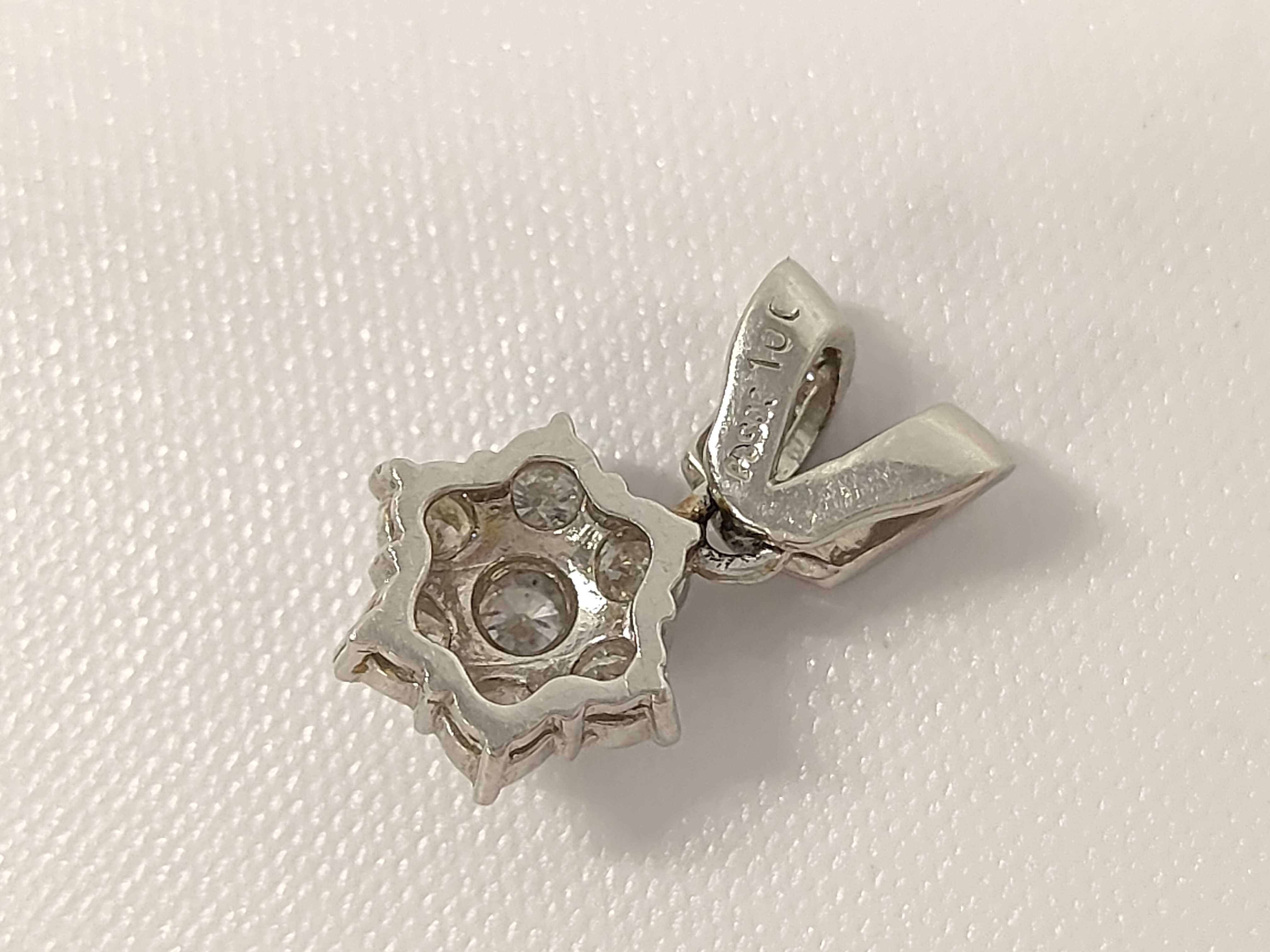 Pt900 Platinum and 1.00 ct tw Diamond Flower Cluster Pendant