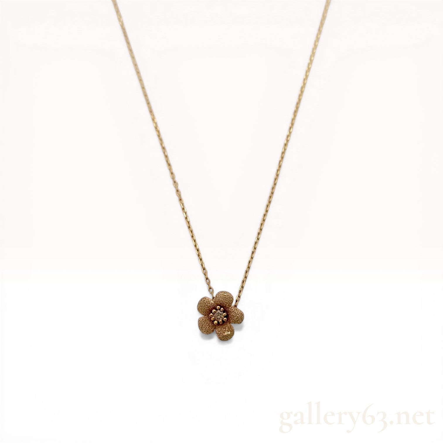 Ete 10 Karat Yellow Gold and Diamond Flower Pendant Necklace
