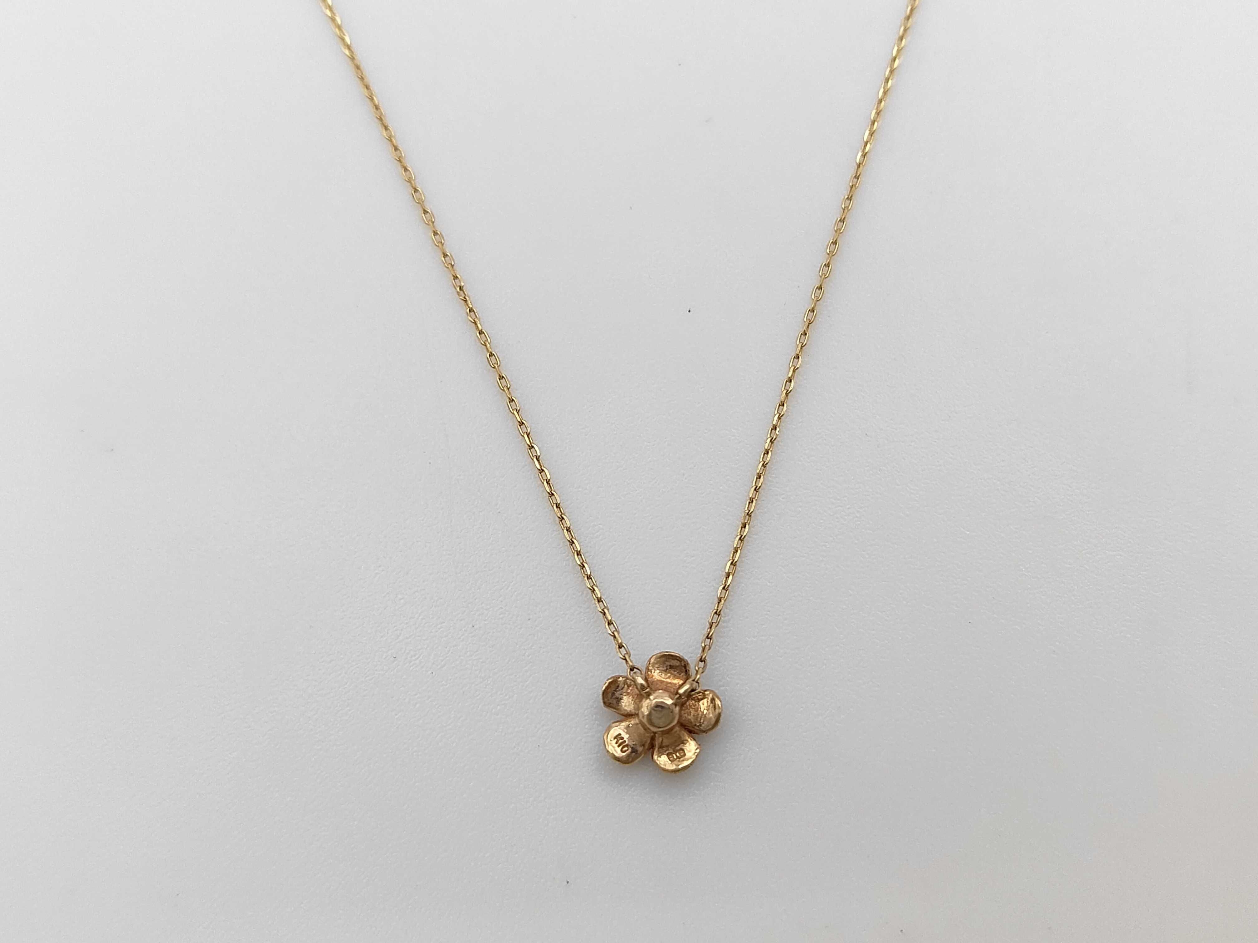 Ete 10 Karat Yellow Gold and Diamond Flower Pendant Necklace