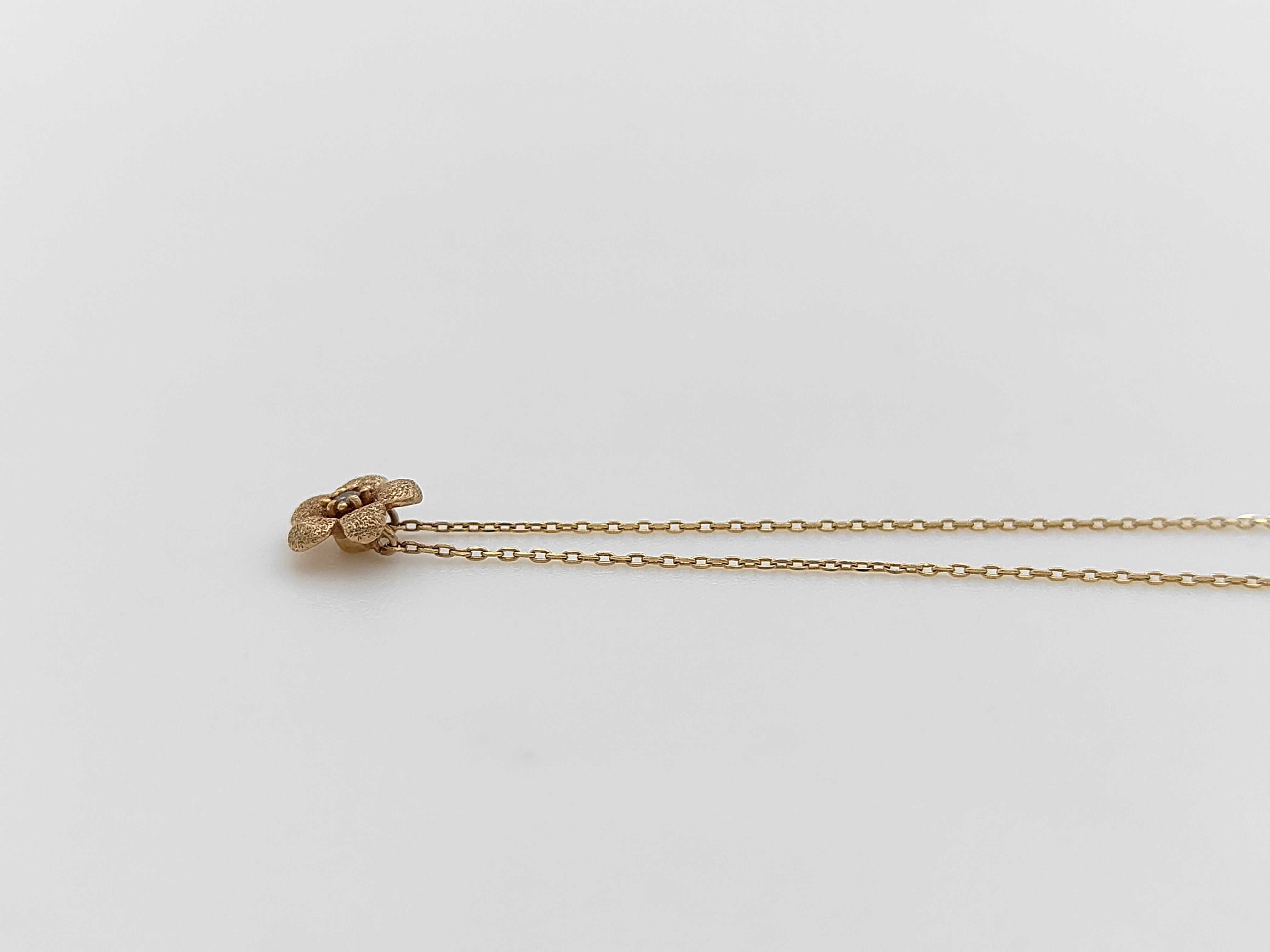 Ete 10 Karat Yellow Gold and Diamond Flower Pendant Necklace
