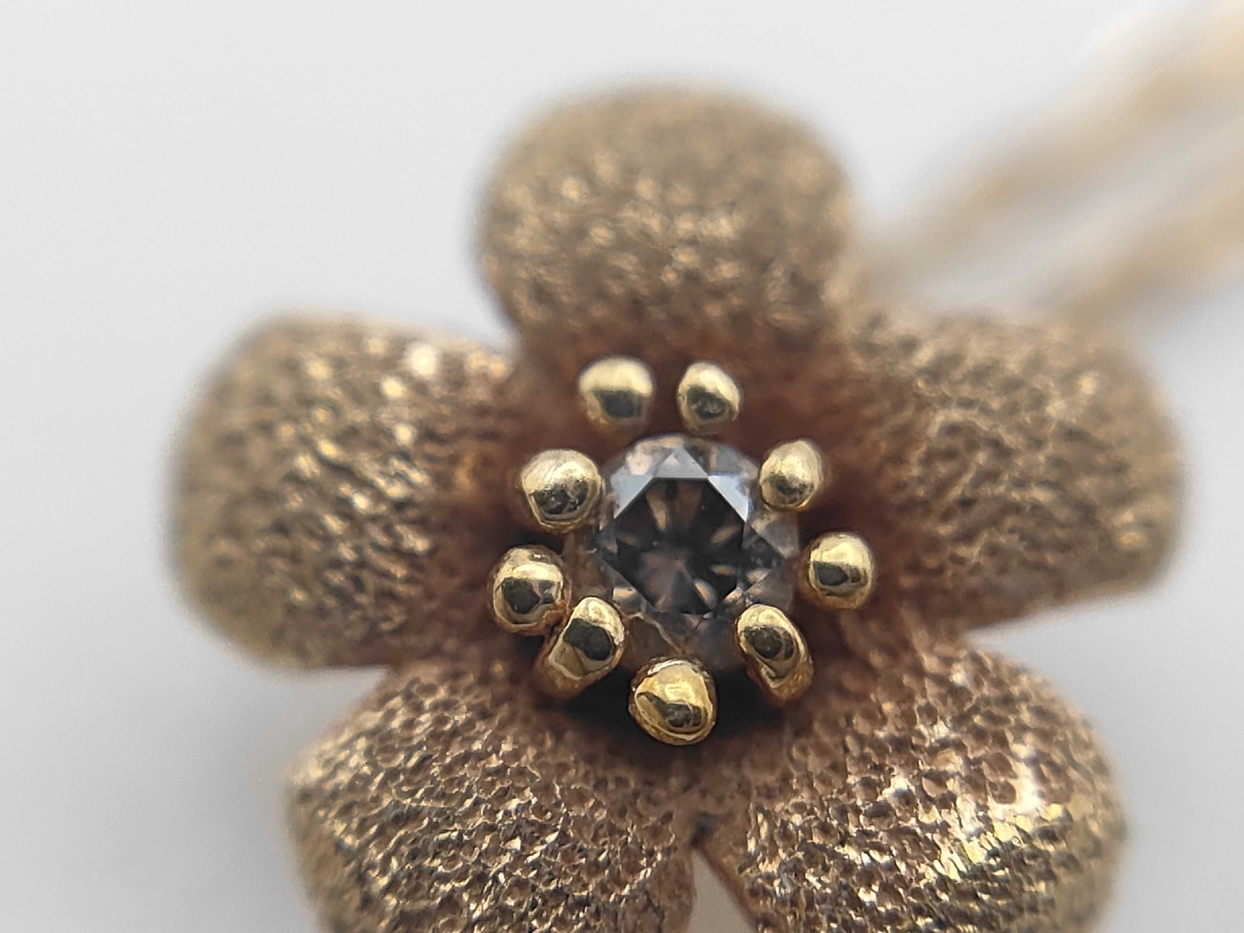 Ete 10 Karat Yellow Gold and Diamond Flower Pendant Necklace