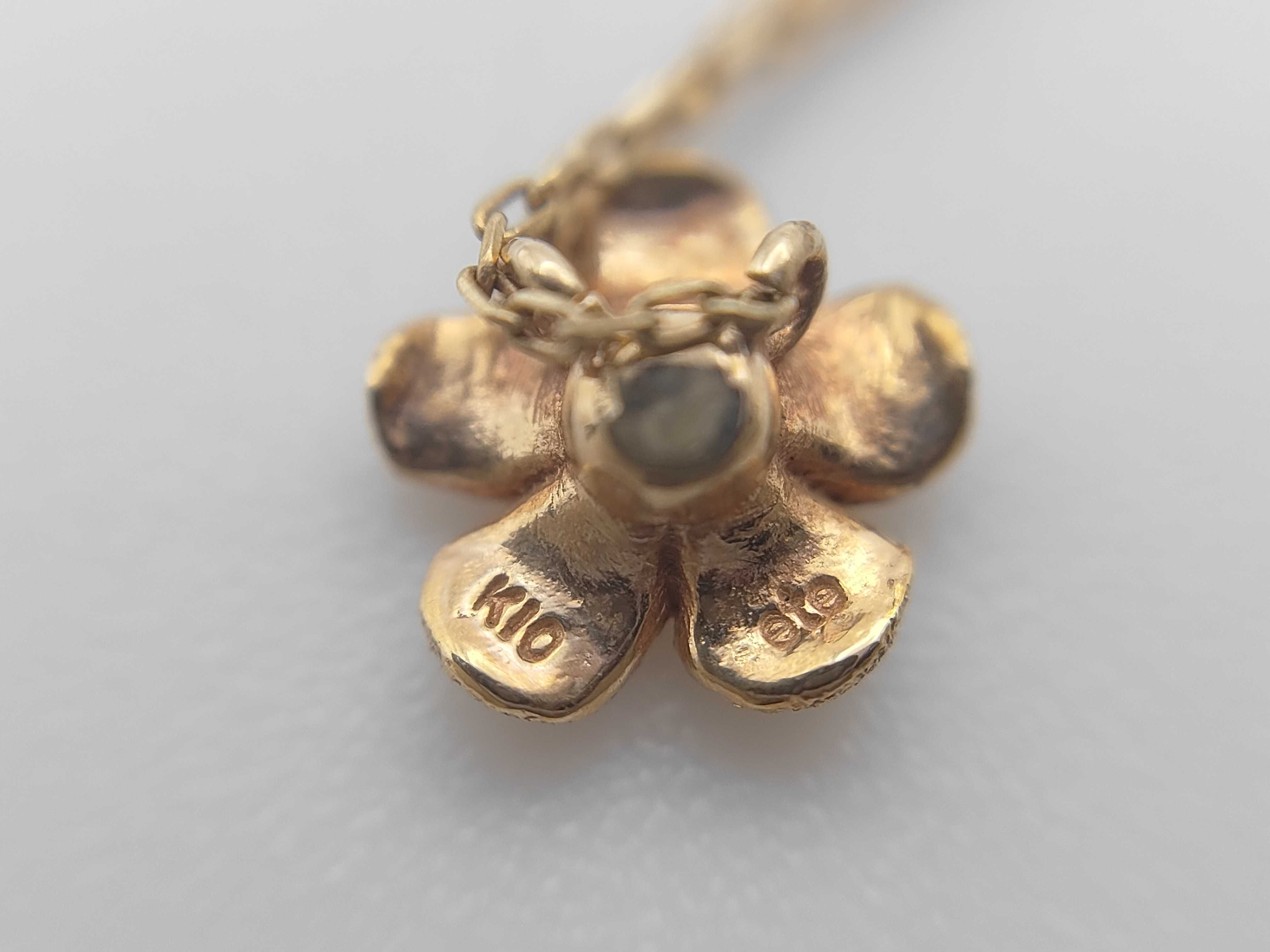 Ete 10 Karat Yellow Gold and Diamond Flower Pendant Necklace