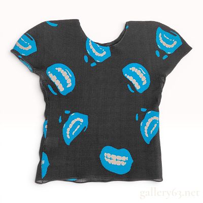 Issey Miyake me Line Black Pleated Short Sleeve Top with Mouth Print. This short-sleeved top is 