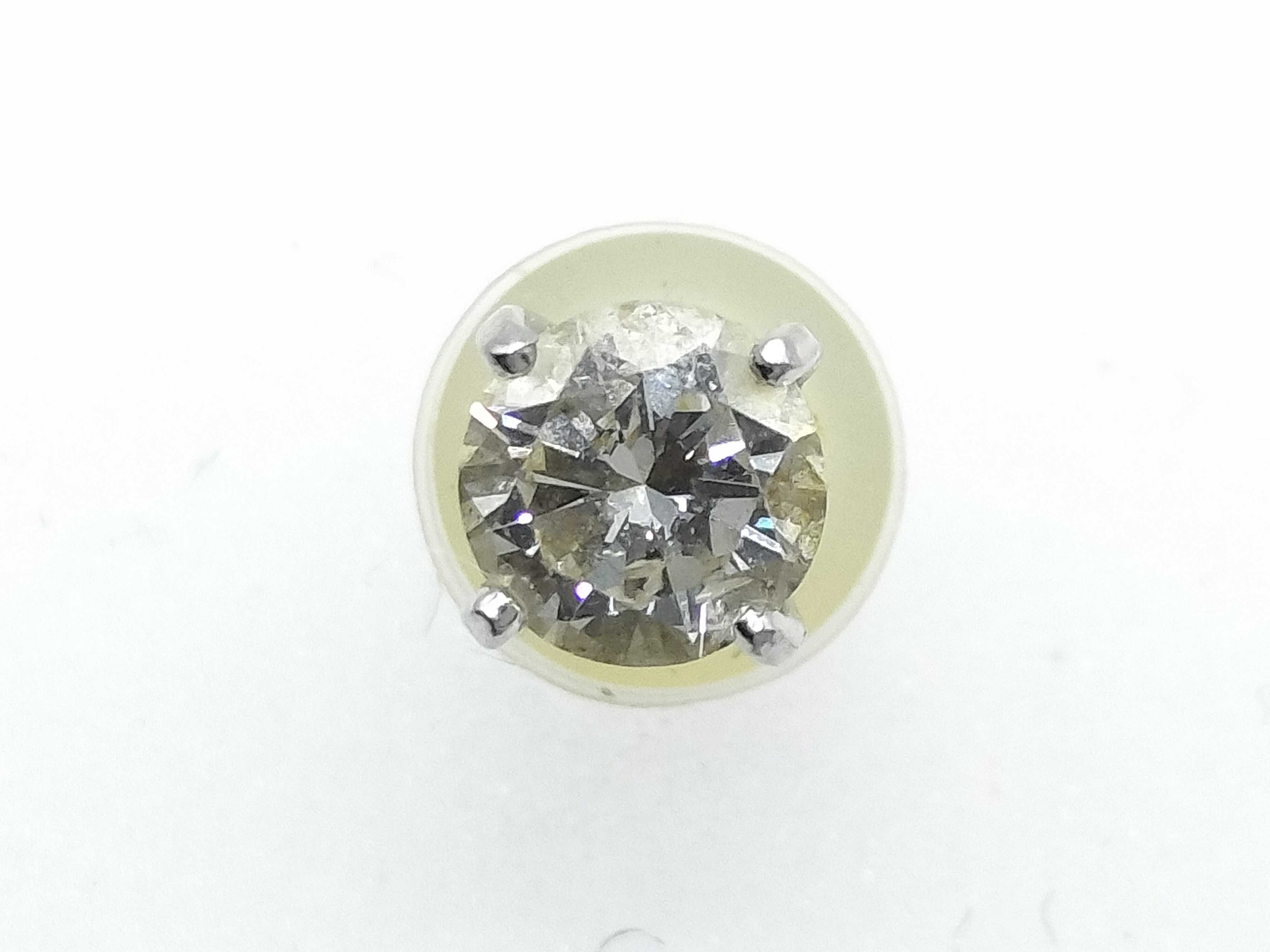 Single Platinum and Round Brilliant-Cut Diamond Stud Earring