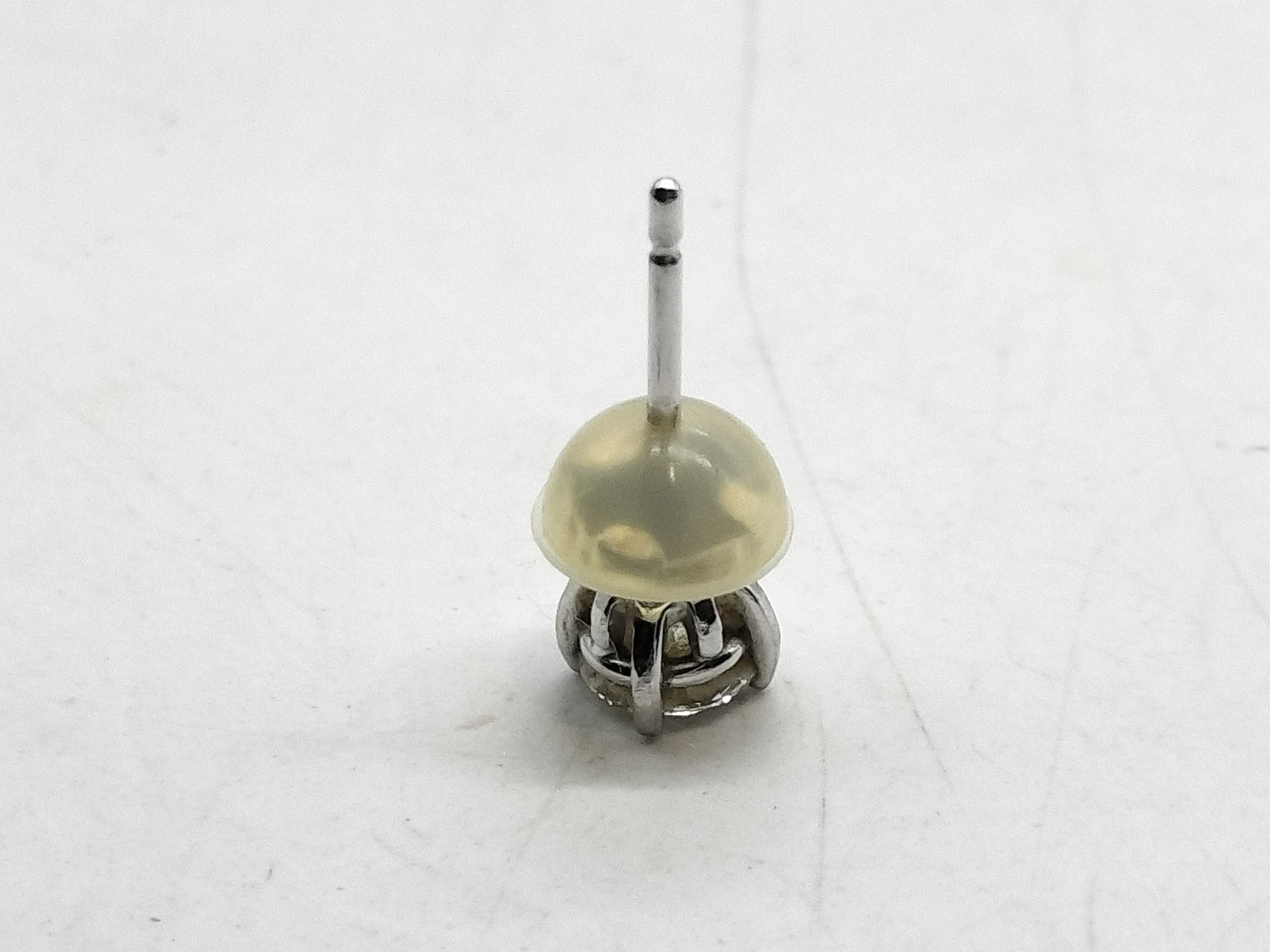 Single Platinum and Round Brilliant-Cut Diamond Stud Earring